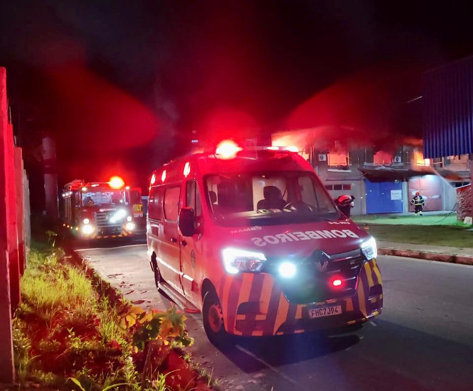 Corpo de Bombeiros combate incêndio de grande proporção em galpão de empresa no bairro Tarumã