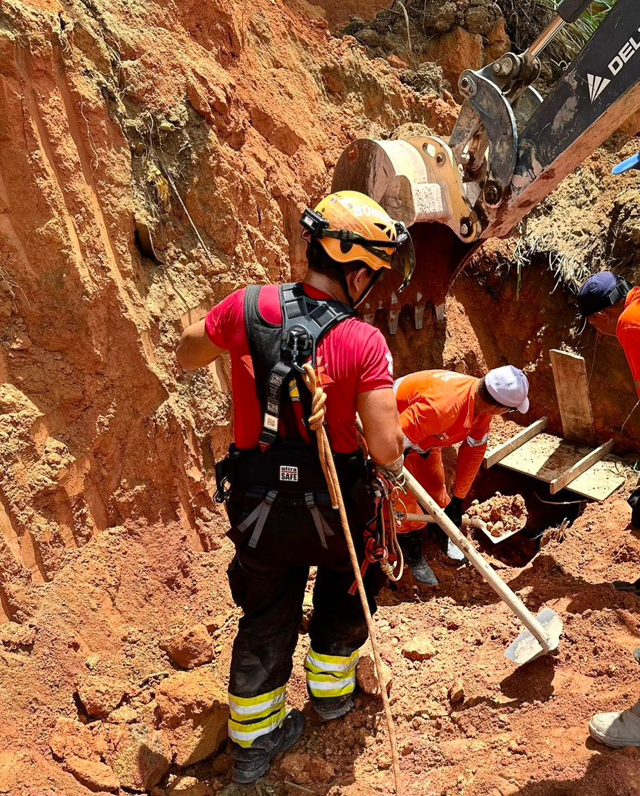 “O desbarrancamento na obra atingiu dois trabalhadores. Uma das vítimas foi logo retirada pelos bombeiros e conduzida pelo Samu para uma unidade hospitalar. No entanto, a segunda vítima foi mais atingida, ficando com o corpo totalmente soterrado. As equipes do CBMAM constataram que o homem estava consciente e fizeram uma abertura para que ele conseguisse respirar enquanto escavavam”