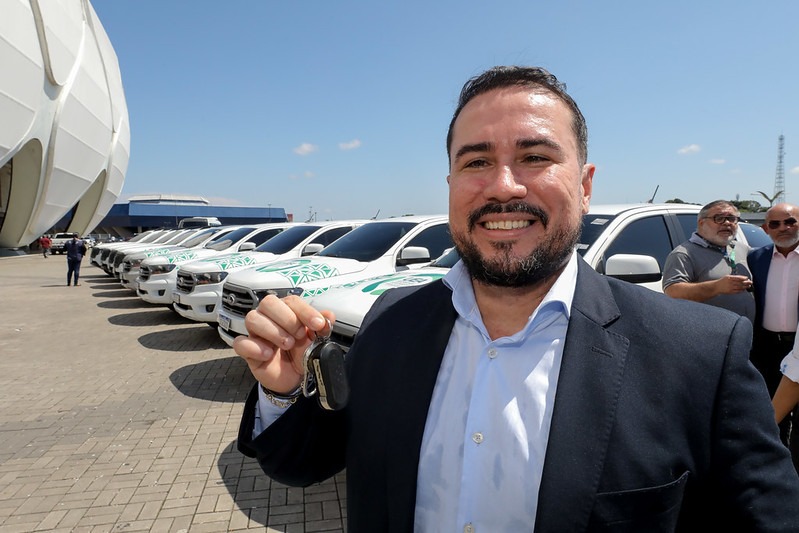 Governo do Amazonas entregou os investimentos para mais de 30 cidades, além da capital
A educação superior no interior do Amazonas ganha reforço com os novos investimentos do Governo do Estado, que contemplou municípios, incluindo a capital, com veículos e equipamentos eletroeletrônicos para as unidades da Universidade do Estado do Amazonas (UEA). Os recursos representam um compromisso com a qualidade do ensino e o fortalece as estruturas em áreas remotas.
O pró-reitor de interiorização da UEA, Valber Martins, considera os investimentos como um passo significativo para o desenvolvimento da educação no interior do estado.
"Essas entregas representam um marco no interior do estado e ratificam o nosso compromisso com a educação. Renovamos toda a frota porque na realidade não existia, a frota era incipiente. São 27 veículos novos, antenas de alta conectividade, computadores, tudo isso para melhor servir o cidadão do interior e para fomentar a educação no interior do estado do Amazonas", afirmou Valber.
No total, 32 municípios do Amazonas receberam itens como microcomputadores, projetores, Smart TVs de 75 polegadas, kits de IPTV, home theaters, cadeiras de escritórios, nobreaks, webcams, além de veículos.
A entrega foi realizada pelo governador Wilson Lima, na terça (05/03), no salão Bossa Nova da Arena da Amazônia. No total, foram 600 equipamentos de informática e eletroeletrônicos e 27 veículos, com o investimento de mais de R$ 7,6 milhões.
Uma das unidades contempladas foi o Centro de Estudos Superiores de Tefé (distante 523 quilômetros da capital). O diretor da unidade, Yomarley Holanda, destaca que o investimento na instituição será fundamental para ampliar a qualidade do ensino ofertado pela universidade, que atende cerca de 1.050 alunos.
“Tem importância fundamental para a nossa estrutura da universidade, que tem avançado muito nesses últimos tempos. Então, receber esses veículos, receber estrutura de internet, novos computadores, através dessa iniciativa do Governo do Estado e da nossa reitoria, vai representar um esforço para que a gente consiga avançar nos nossos cursos de graduação e pós-graduação em Tefé”, comentou o diretor.
A diretora do Centro de Estudos Superiores de São Gabriel da Cachoeira (distante 852 quilômetros de Manaus), Solange Pereira, expressou satisfação com a entrega, que deve beneficiar cerca de 150 universitários. A unidade recebeu uma picape, além de equipamentos de informática e eletroeletrônicos.
“Nós estamos recebendo das mãos do Governador uma picape que vai nos auxiliar nas questões administrativas. Essa picape nova vai nos garantir trabalharmos com os nossos alunos nos projetos de extensão”, afirmou a diretora.
Municípios contemplados - Apuí, Barcelos, Boa Vista do Ramos, Boca do Acre, Carauari, Careiro, Coari, Codajás, Eirunepé, Humaitá, Itacoatiara, Iranduba, Ipixuna, Itapiranga, Jutaí, Lábrea, Manacapuru, Manicoré, Maués, Nova Olinda do Norte, Novo Airão, Novo Aripuanã, Parintins, Presidente Figueiredo, Rio Preto da Eva, Santo Antônio do Içá, São Gabriel da Cachoeira, São Sebastião do Uatumã, Tabatinga, Tapauá, Tefé e Urucurituba.
A UEA contabiliza 16 Núcleos de Ensino (com oferta especial de cursos, sem quadro efetivo de professores) e seis Centros de Estudos Superiores (com quadro efetivo de professores e oferta de cursos regulares especial), além de 10 polos, que são espaços cedidos pela Secretaria de Estado de Educação e Desporto Escolar ou pelas prefeituras para oferecer cursos por um determinado período de tempo.