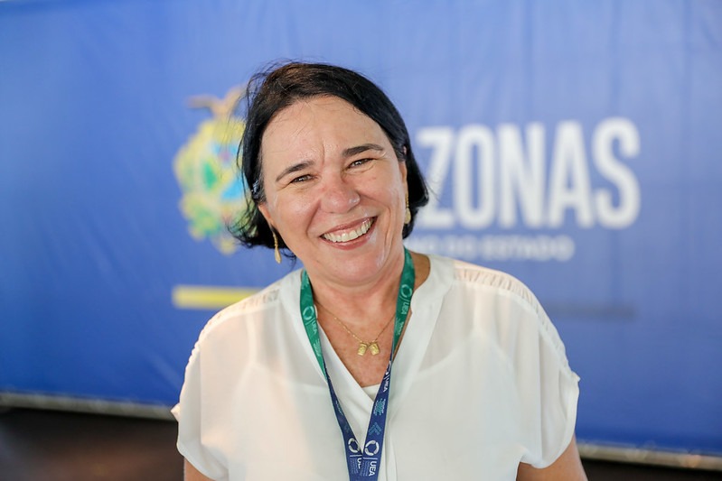 Governo do Amazonas entregou os investimentos para mais de 30 cidades, além da capital
A educação superior no interior do Amazonas ganha reforço com os novos investimentos do Governo do Estado, que contemplou municípios, incluindo a capital, com veículos e equipamentos eletroeletrônicos para as unidades da Universidade do Estado do Amazonas (UEA). Os recursos representam um compromisso com a qualidade do ensino e o fortalece as estruturas em áreas remotas.
O pró-reitor de interiorização da UEA, Valber Martins, considera os investimentos como um passo significativo para o desenvolvimento da educação no interior do estado.
"Essas entregas representam um marco no interior do estado e ratificam o nosso compromisso com a educação. Renovamos toda a frota porque na realidade não existia, a frota era incipiente. São 27 veículos novos, antenas de alta conectividade, computadores, tudo isso para melhor servir o cidadão do interior e para fomentar a educação no interior do estado do Amazonas", afirmou Valber.
No total, 32 municípios do Amazonas receberam itens como microcomputadores, projetores, Smart TVs de 75 polegadas, kits de IPTV, home theaters, cadeiras de escritórios, nobreaks, webcams, além de veículos.
A entrega foi realizada pelo governador Wilson Lima, na terça (05/03), no salão Bossa Nova da Arena da Amazônia. No total, foram 600 equipamentos de informática e eletroeletrônicos e 27 veículos, com o investimento de mais de R$ 7,6 milhões.
Uma das unidades contempladas foi o Centro de Estudos Superiores de Tefé (distante 523 quilômetros da capital). O diretor da unidade, Yomarley Holanda, destaca que o investimento na instituição será fundamental para ampliar a qualidade do ensino ofertado pela universidade, que atende cerca de 1.050 alunos.
“Tem importância fundamental para a nossa estrutura da universidade, que tem avançado muito nesses últimos tempos. Então, receber esses veículos, receber estrutura de internet, novos computadores, através dessa iniciativa do Governo do Estado e da nossa reitoria, vai representar um esforço para que a gente consiga avançar nos nossos cursos de graduação e pós-graduação em Tefé”, comentou o diretor.
A diretora do Centro de Estudos Superiores de São Gabriel da Cachoeira (distante 852 quilômetros de Manaus), Solange Pereira, expressou satisfação com a entrega, que deve beneficiar cerca de 150 universitários. A unidade recebeu uma picape, além de equipamentos de informática e eletroeletrônicos.
“Nós estamos recebendo das mãos do Governador uma picape que vai nos auxiliar nas questões administrativas. Essa picape nova vai nos garantir trabalharmos com os nossos alunos nos projetos de extensão”, afirmou a diretora.
Municípios contemplados - Apuí, Barcelos, Boa Vista do Ramos, Boca do Acre, Carauari, Careiro, Coari, Codajás, Eirunepé, Humaitá, Itacoatiara, Iranduba, Ipixuna, Itapiranga, Jutaí, Lábrea, Manacapuru, Manicoré, Maués, Nova Olinda do Norte, Novo Airão, Novo Aripuanã, Parintins, Presidente Figueiredo, Rio Preto da Eva, Santo Antônio do Içá, São Gabriel da Cachoeira, São Sebastião do Uatumã, Tabatinga, Tapauá, Tefé e Urucurituba.
A UEA contabiliza 16 Núcleos de Ensino (com oferta especial de cursos, sem quadro efetivo de professores) e seis Centros de Estudos Superiores (com quadro efetivo de professores e oferta de cursos regulares especial), além de 10 polos, que são espaços cedidos pela Secretaria de Estado de Educação e Desporto Escolar ou pelas prefeituras para oferecer cursos por um determinado período de tempo.