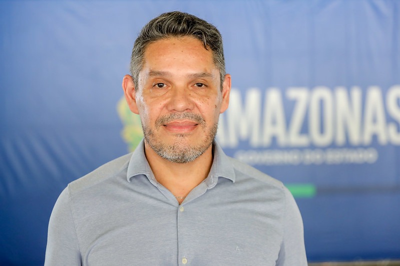 Governo do Amazonas entregou os investimentos para mais de 30 cidades, além da capital
A educação superior no interior do Amazonas ganha reforço com os novos investimentos do Governo do Estado, que contemplou municípios, incluindo a capital, com veículos e equipamentos eletroeletrônicos para as unidades da Universidade do Estado do Amazonas (UEA). Os recursos representam um compromisso com a qualidade do ensino e o fortalece as estruturas em áreas remotas.
O pró-reitor de interiorização da UEA, Valber Martins, considera os investimentos como um passo significativo para o desenvolvimento da educação no interior do estado.
"Essas entregas representam um marco no interior do estado e ratificam o nosso compromisso com a educação. Renovamos toda a frota porque na realidade não existia, a frota era incipiente. São 27 veículos novos, antenas de alta conectividade, computadores, tudo isso para melhor servir o cidadão do interior e para fomentar a educação no interior do estado do Amazonas", afirmou Valber.
No total, 32 municípios do Amazonas receberam itens como microcomputadores, projetores, Smart TVs de 75 polegadas, kits de IPTV, home theaters, cadeiras de escritórios, nobreaks, webcams, além de veículos.
A entrega foi realizada pelo governador Wilson Lima, na terça (05/03), no salão Bossa Nova da Arena da Amazônia. No total, foram 600 equipamentos de informática e eletroeletrônicos e 27 veículos, com o investimento de mais de R$ 7,6 milhões.
Uma das unidades contempladas foi o Centro de Estudos Superiores de Tefé (distante 523 quilômetros da capital). O diretor da unidade, Yomarley Holanda, destaca que o investimento na instituição será fundamental para ampliar a qualidade do ensino ofertado pela universidade, que atende cerca de 1.050 alunos.
“Tem importância fundamental para a nossa estrutura da universidade, que tem avançado muito nesses últimos tempos. Então, receber esses veículos, receber estrutura de internet, novos computadores, através dessa iniciativa do Governo do Estado e da nossa reitoria, vai representar um esforço para que a gente consiga avançar nos nossos cursos de graduação e pós-graduação em Tefé”, comentou o diretor.
A diretora do Centro de Estudos Superiores de São Gabriel da Cachoeira (distante 852 quilômetros de Manaus), Solange Pereira, expressou satisfação com a entrega, que deve beneficiar cerca de 150 universitários. A unidade recebeu uma picape, além de equipamentos de informática e eletroeletrônicos.
“Nós estamos recebendo das mãos do Governador uma picape que vai nos auxiliar nas questões administrativas. Essa picape nova vai nos garantir trabalharmos com os nossos alunos nos projetos de extensão”, afirmou a diretora.
Municípios contemplados - Apuí, Barcelos, Boa Vista do Ramos, Boca do Acre, Carauari, Careiro, Coari, Codajás, Eirunepé, Humaitá, Itacoatiara, Iranduba, Ipixuna, Itapiranga, Jutaí, Lábrea, Manacapuru, Manicoré, Maués, Nova Olinda do Norte, Novo Airão, Novo Aripuanã, Parintins, Presidente Figueiredo, Rio Preto da Eva, Santo Antônio do Içá, São Gabriel da Cachoeira, São Sebastião do Uatumã, Tabatinga, Tapauá, Tefé e Urucurituba.
A UEA contabiliza 16 Núcleos de Ensino (com oferta especial de cursos, sem quadro efetivo de professores) e seis Centros de Estudos Superiores (com quadro efetivo de professores e oferta de cursos regulares especial), além de 10 polos, que são espaços cedidos pela Secretaria de Estado de Educação e Desporto Escolar ou pelas prefeituras para oferecer cursos por um determinado período de tempo.