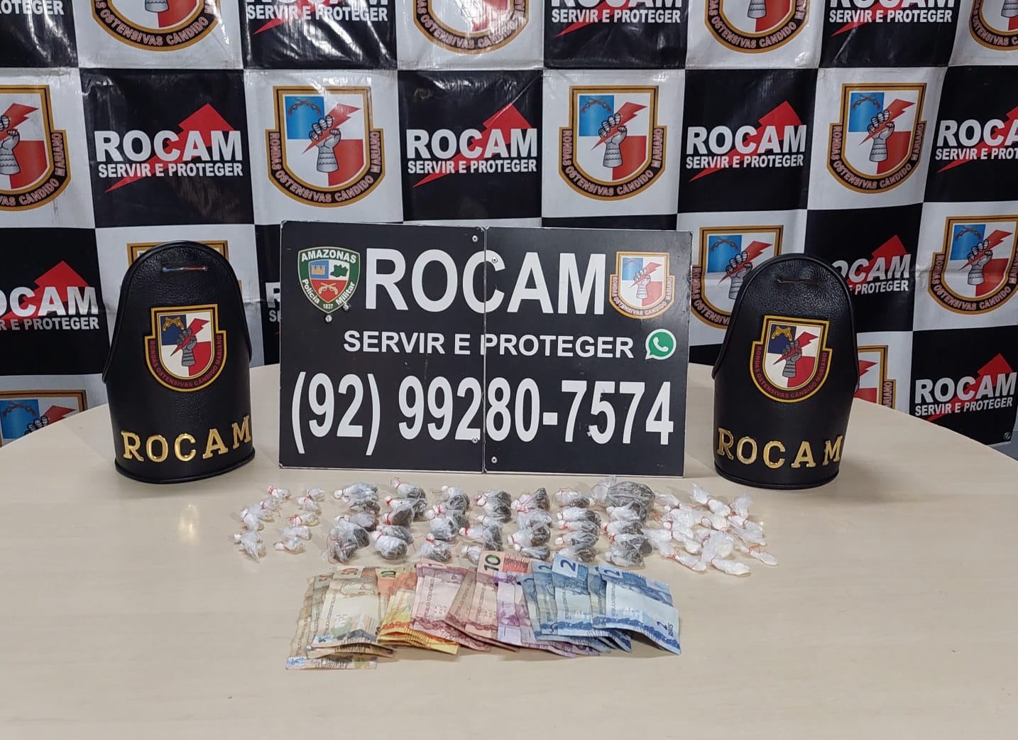 Além de entorpecentes, foram apreendidas balanças de precisão, dinheiro e arma de fogo artesanal
A Polícia Militar do Amazonas (PMAM) prendeu cinco homens por envolvimento com o tráfico de drogas. As prisões foram efetuadas em ocorrências registradas entre quinta-feira (28/03) e sexta-feira (29/03), em Manaus e no interior, resultando na apreensão de entorpecentes, balanças de precisão, dinheiro, arma branca e arma de fogo artesanal.
Na capital, as ocorrências foram registradas nas zonas norte, leste e sul. Na zona norte, em ações distintas no bairro Novo Aleixo, policiais militares da 27ª Companhia Interativa Comunitária (Cicom) prenderam um homem com um quilo de cocaína, 139 trouxinhas de drogas, entre oxi e maconha, além de uma balança de precisão, na rua 83, e apreenderam três porções de drogas, uma balança de precisão e R$120 em espécie, na rua Sol Nascente.
Os casos foram encaminhados para o 6° Distrito Integrado de Polícia (DIP).
Em ações policiais das Rondas Ostensivas Cândido Mariano (Rocam), três homens, de 19, 24 e 34 anos, foram presos. Um deles foi preso com uma porção de droga e uma balança de precisão, no bairro Zumbi dos Palmares, zona leste, e foi conduzido para o 14° DIP.
Outros dois foram detidos em posse de 60 porções de drogas, entre maconha, oxi e cocaína, além de R$ 290 em espécie, após incursão no beco Tenente Jurandi, localizado no bairro Raiz, zona sul. A dupla e o material apreendido foram encaminhados para o 1° DIP.
Interior
Em Alvarães (a 531 quilômetros de Manaus), policiais militares do 1° Grupamento de Polícia Militar (GPM) prenderam um homem com 70 porções de drogas, uma arma de fabricação artesanal, duas armas brancas e um cartucho de calibre 28. A prisão foi efetuada quando o homem com identificação de mototaxista, foi abordado pela equipe, durante barreira policial.
O caso foi encaminhado para a 57ª Delegacia Interativa de Polícia (DIP) de Alvarães.
Denúncia
A Polícia Militar do Amazonas orienta a população que informe imediatamente ao tomar conhecimento de qualquer ação criminosa, por meio do disque denúncia 181 ou pelo 190. A identidade do denunciante será mantida em sigilo.