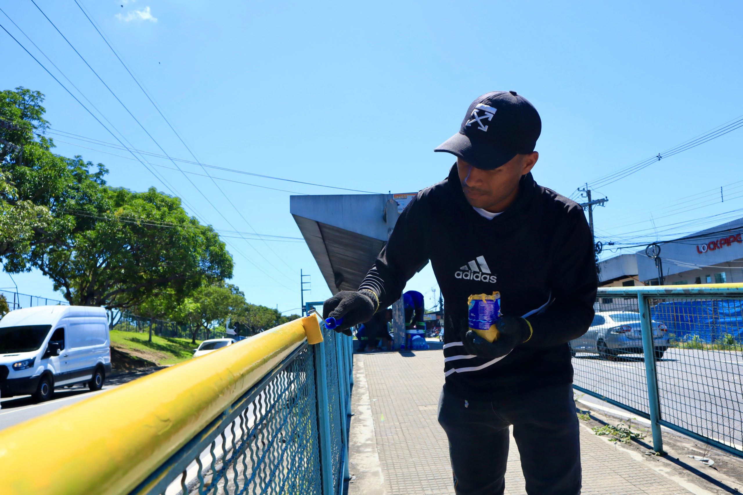 Plataformas de ônibus recebem serviços de revitalização da Prefeitura de Manaus
