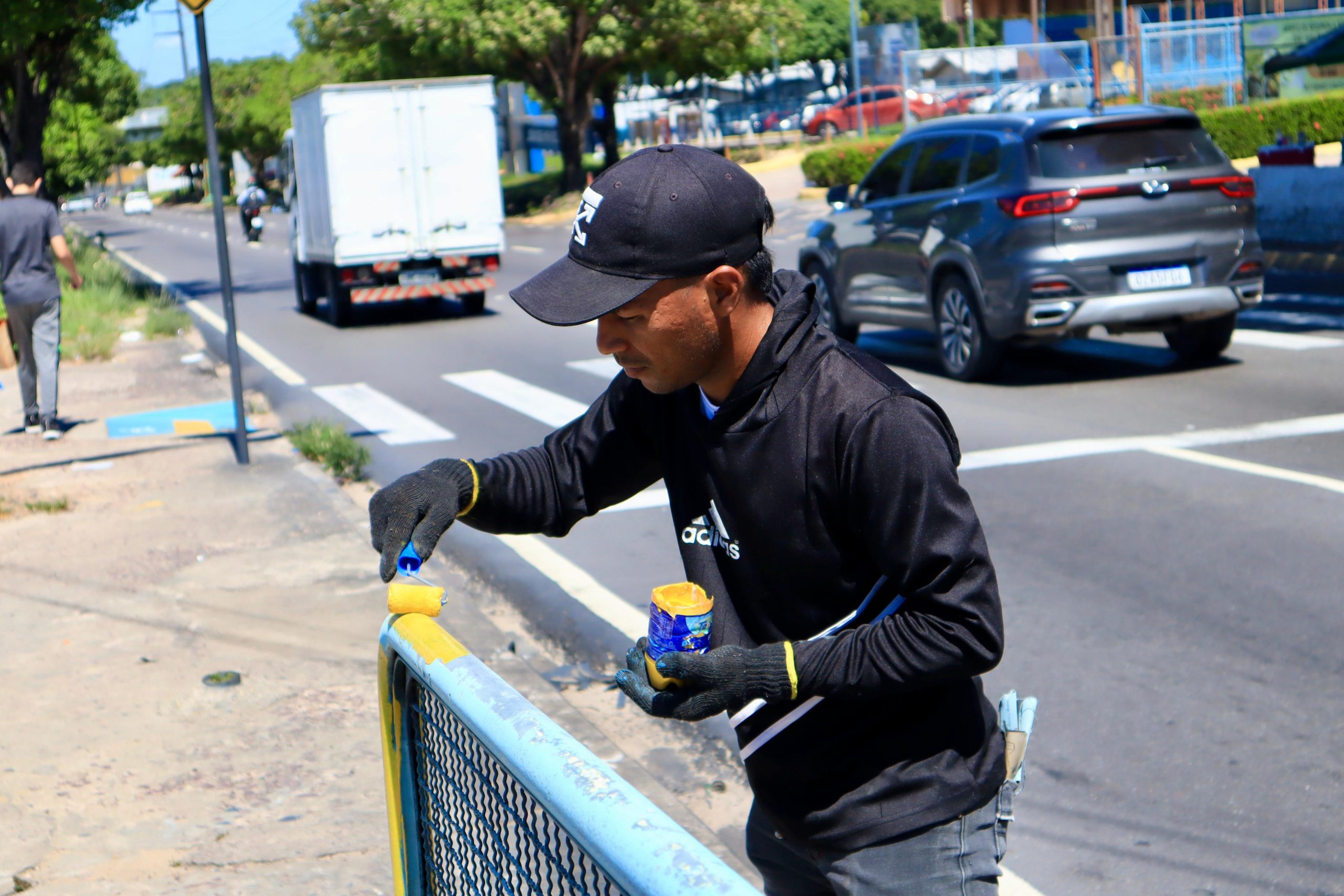 Plataformas de ônibus recebem serviços de revitalização da Prefeitura de Manaus