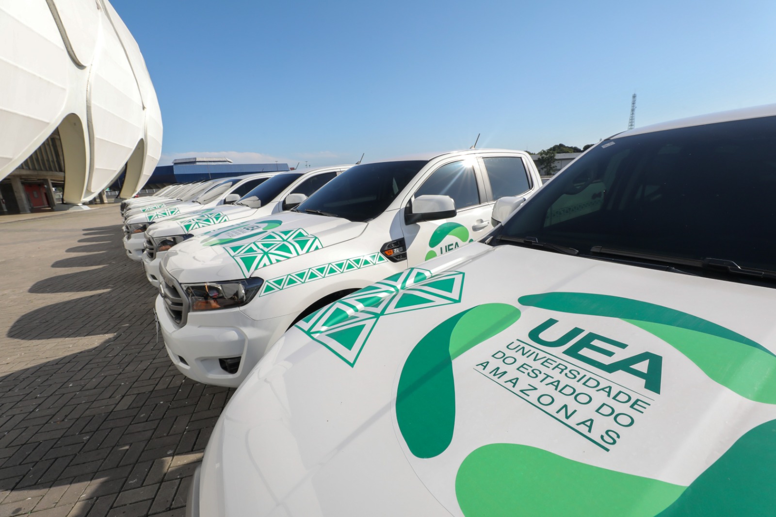 Governo do Amazonas entregou os investimentos para mais de 30 cidades, além da capital
A educação superior no interior do Amazonas ganha reforço com os novos investimentos do Governo do Estado, que contemplou municípios, incluindo a capital, com veículos e equipamentos eletroeletrônicos para as unidades da Universidade do Estado do Amazonas (UEA). Os recursos representam um compromisso com a qualidade do ensino e o fortalece as estruturas em áreas remotas.
O pró-reitor de interiorização da UEA, Valber Martins, considera os investimentos como um passo significativo para o desenvolvimento da educação no interior do estado.
"Essas entregas representam um marco no interior do estado e ratificam o nosso compromisso com a educação. Renovamos toda a frota porque na realidade não existia, a frota era incipiente. São 27 veículos novos, antenas de alta conectividade, computadores, tudo isso para melhor servir o cidadão do interior e para fomentar a educação no interior do estado do Amazonas", afirmou Valber.
No total, 32 municípios do Amazonas receberam itens como microcomputadores, projetores, Smart TVs de 75 polegadas, kits de IPTV, home theaters, cadeiras de escritórios, nobreaks, webcams, além de veículos.
A entrega foi realizada pelo governador Wilson Lima, na terça (05/03), no salão Bossa Nova da Arena da Amazônia. No total, foram 600 equipamentos de informática e eletroeletrônicos e 27 veículos, com o investimento de mais de R$ 7,6 milhões.
Uma das unidades contempladas foi o Centro de Estudos Superiores de Tefé (distante 523 quilômetros da capital). O diretor da unidade, Yomarley Holanda, destaca que o investimento na instituição será fundamental para ampliar a qualidade do ensino ofertado pela universidade, que atende cerca de 1.050 alunos.
“Tem importância fundamental para a nossa estrutura da universidade, que tem avançado muito nesses últimos tempos. Então, receber esses veículos, receber estrutura de internet, novos computadores, através dessa iniciativa do Governo do Estado e da nossa reitoria, vai representar um esforço para que a gente consiga avançar nos nossos cursos de graduação e pós-graduação em Tefé”, comentou o diretor.
A diretora do Centro de Estudos Superiores de São Gabriel da Cachoeira (distante 852 quilômetros de Manaus), Solange Pereira, expressou satisfação com a entrega, que deve beneficiar cerca de 150 universitários. A unidade recebeu uma picape, além de equipamentos de informática e eletroeletrônicos.
“Nós estamos recebendo das mãos do Governador uma picape que vai nos auxiliar nas questões administrativas. Essa picape nova vai nos garantir trabalharmos com os nossos alunos nos projetos de extensão”, afirmou a diretora.
Municípios contemplados - Apuí, Barcelos, Boa Vista do Ramos, Boca do Acre, Carauari, Careiro, Coari, Codajás, Eirunepé, Humaitá, Itacoatiara, Iranduba, Ipixuna, Itapiranga, Jutaí, Lábrea, Manacapuru, Manicoré, Maués, Nova Olinda do Norte, Novo Airão, Novo Aripuanã, Parintins, Presidente Figueiredo, Rio Preto da Eva, Santo Antônio do Içá, São Gabriel da Cachoeira, São Sebastião do Uatumã, Tabatinga, Tapauá, Tefé e Urucurituba.
A UEA contabiliza 16 Núcleos de Ensino (com oferta especial de cursos, sem quadro efetivo de professores) e seis Centros de Estudos Superiores (com quadro efetivo de professores e oferta de cursos regulares especial), além de 10 polos, que são espaços cedidos pela Secretaria de Estado de Educação e Desporto Escolar ou pelas prefeituras para oferecer cursos por um determinado período de tempo.