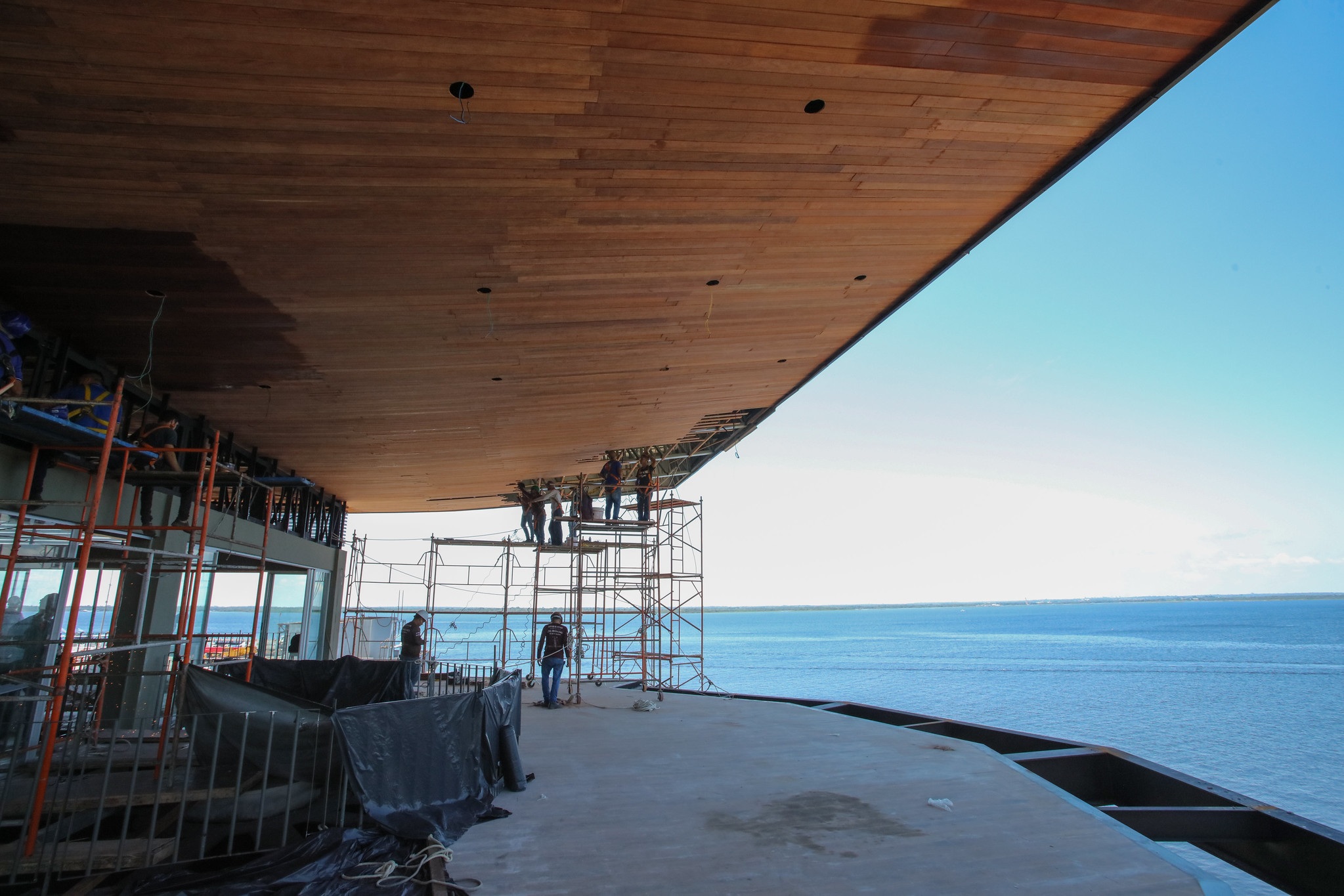 Prefeitura conclui montagem do forro de madeira do mirante do ‘Nosso Centro’ e faz acabamentos no prédio e entorno