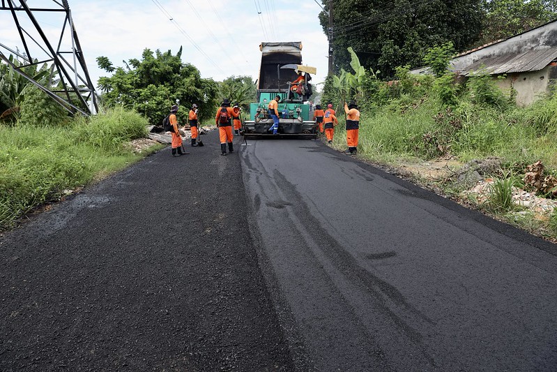 'Asfalta Manaus' da prefeitura aplica 400 toneladas em via do conjunto Boas Novas