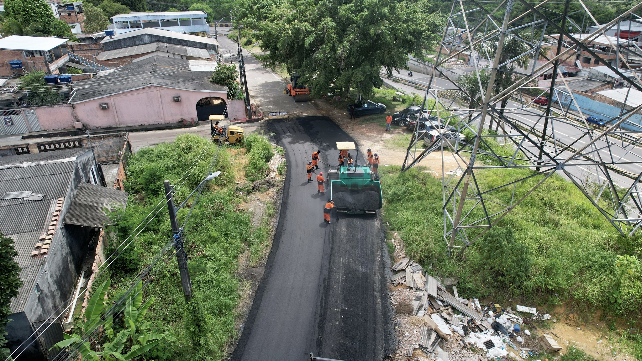 'Asfalta Manaus' da prefeitura aplica 400 toneladas em via do conjunto Boas Novas