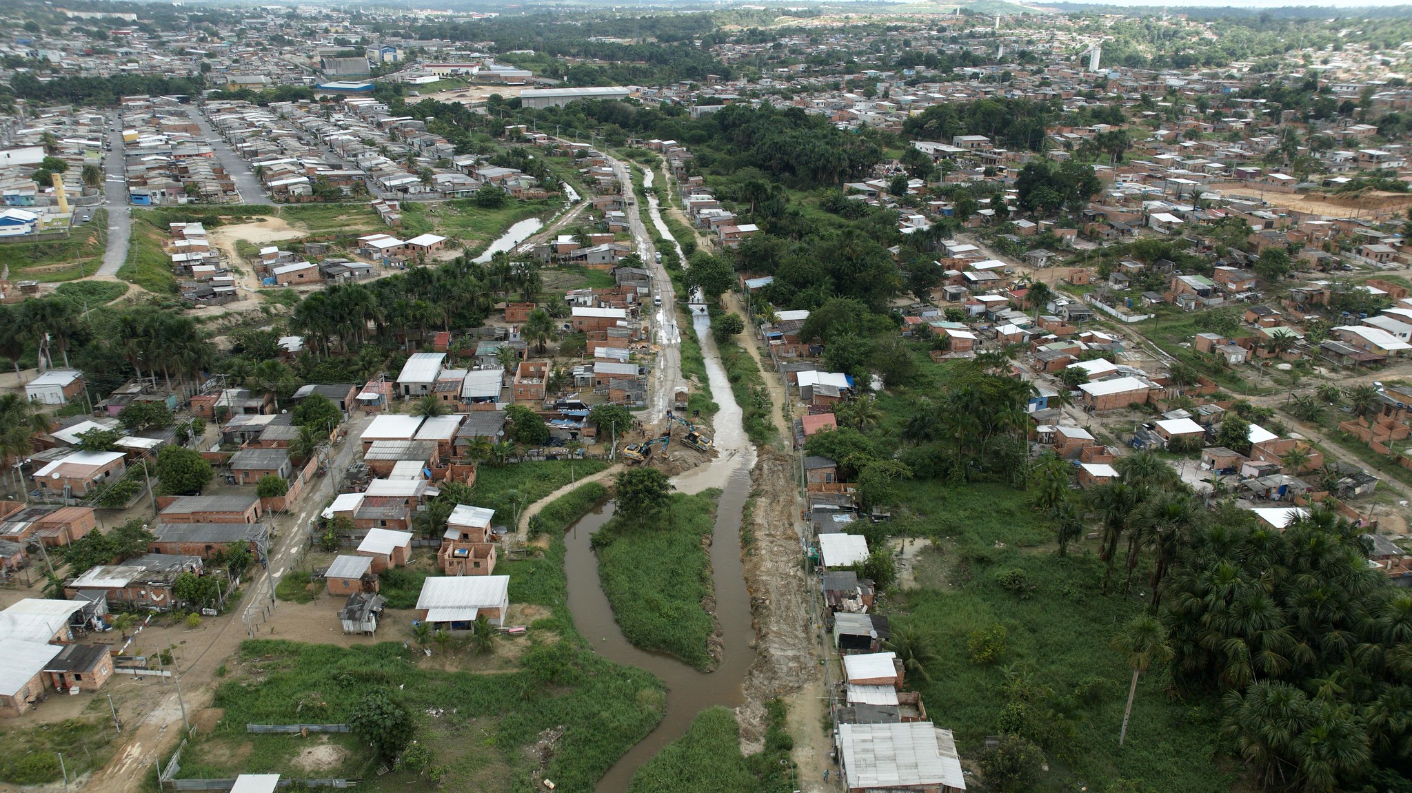 Prefeitura retira 500 toneladas de sedimento e lixo em igarapé no Nova Cidade