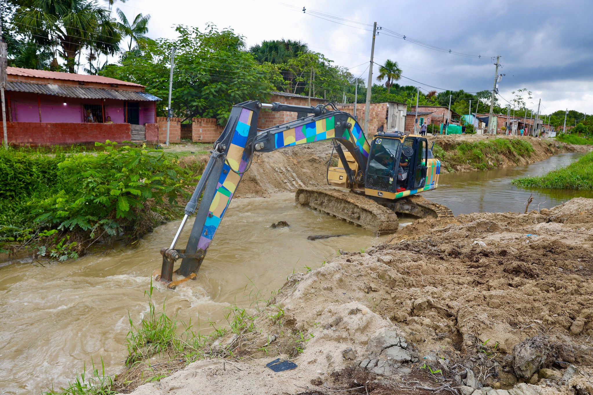 Prefeitura retira 500 toneladas de sedimento e lixo em igarapé no Nova Cidade