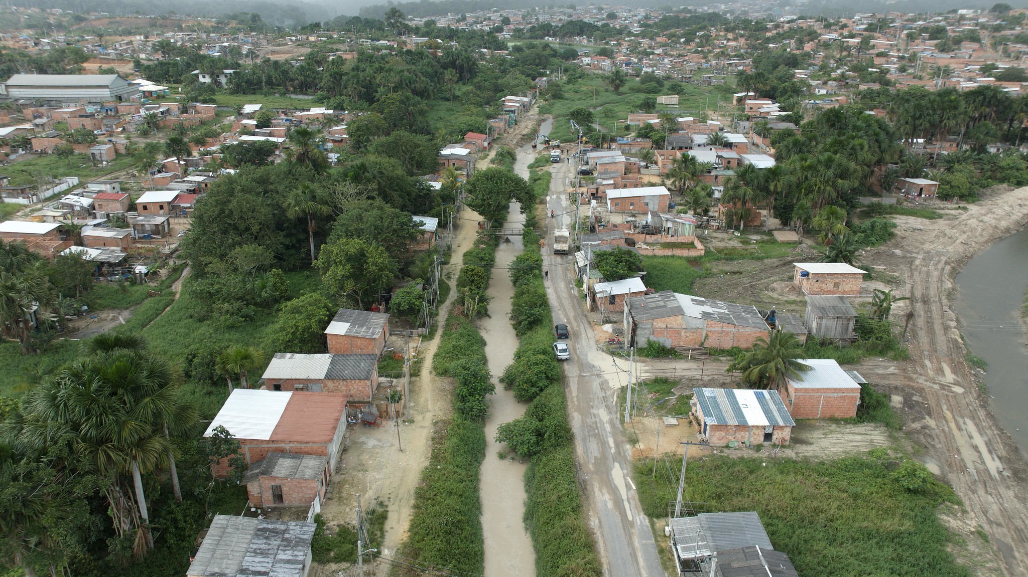 Prefeitura retira 500 toneladas de sedimento e lixo em igarapé no Nova Cidade