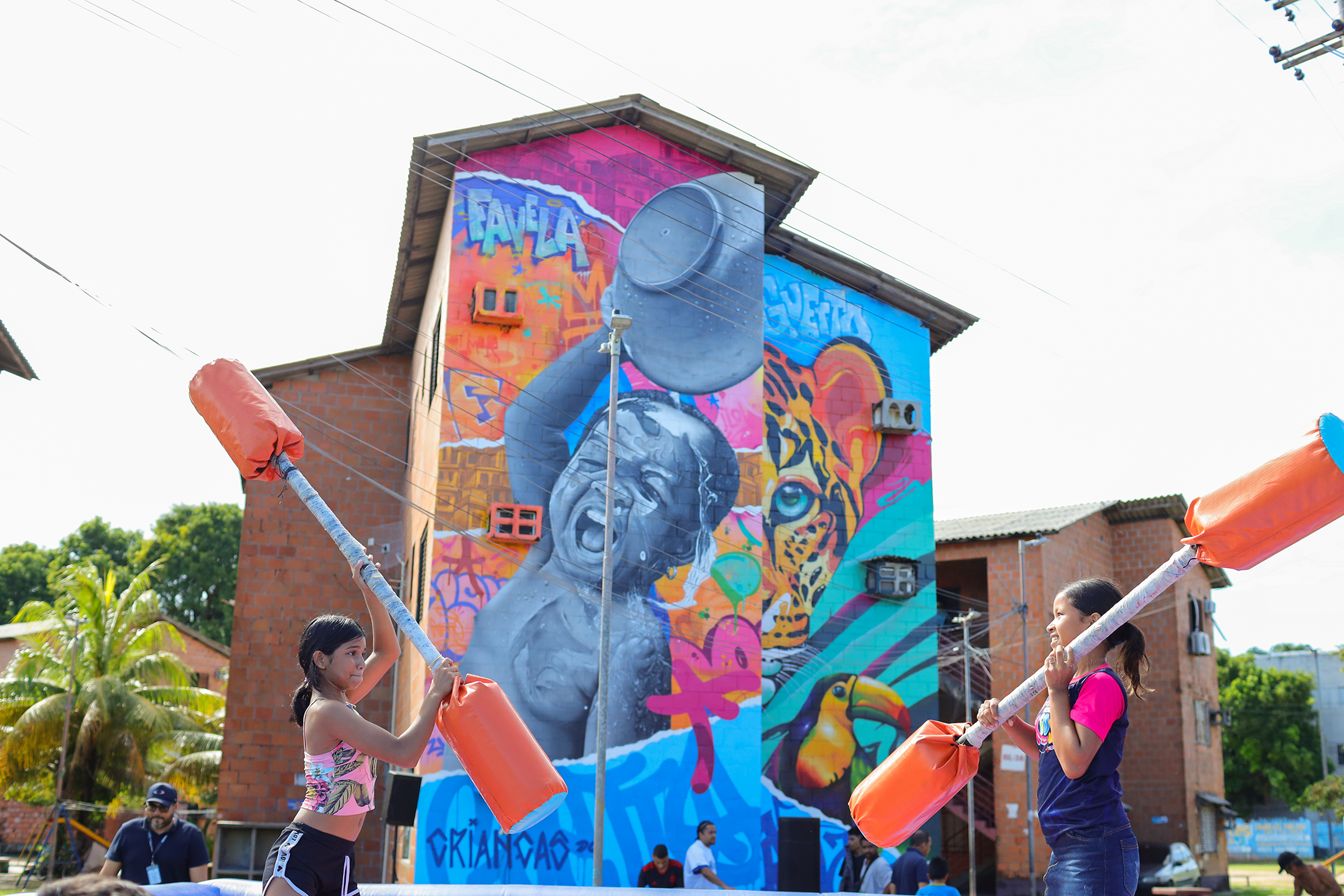 Arte em grafite muda a paisagem do Residencial Gilberto Mestrinho