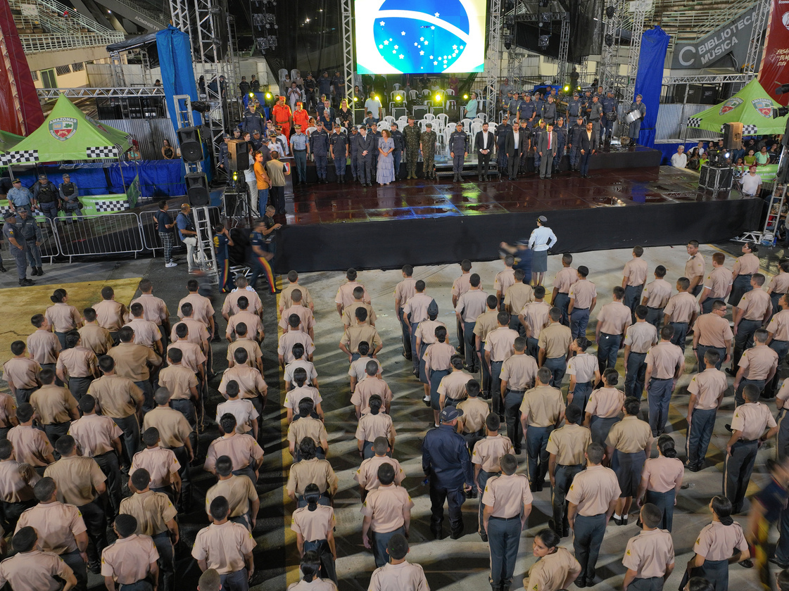 Mais de 2,5 mil alunos dos Colégios Militares da Polícia Militar recebem o bibico durante entrega solene