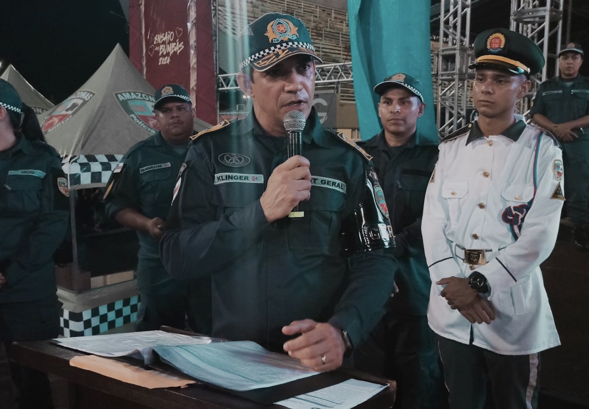Mais de 2,5 mil alunos dos Colégios Militares da Polícia Militar recebem o bibico durante entrega solene