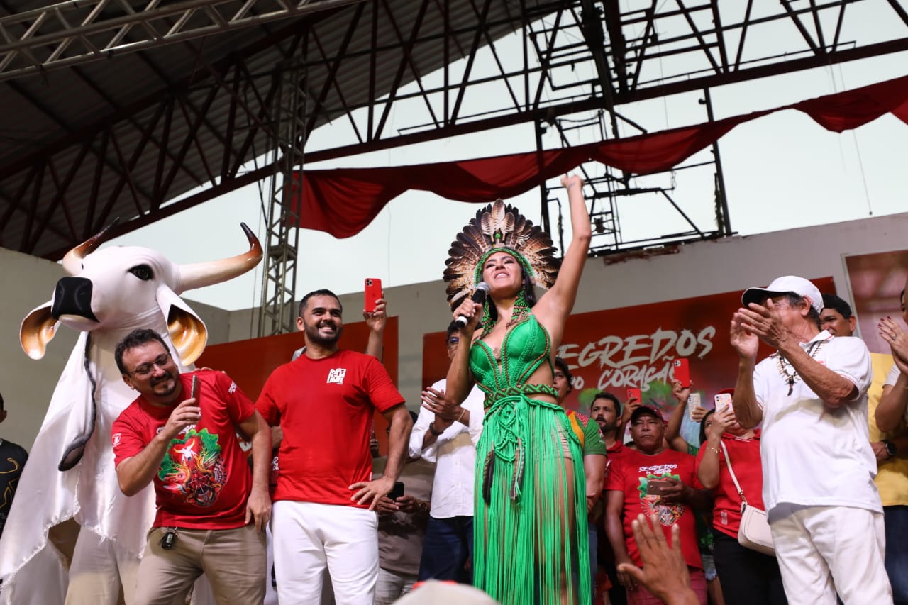 População de Parintins foi às ruas para exaltar Isabelle Nogueira neste domingo