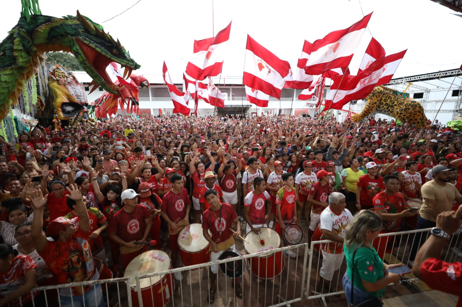 População de Parintins foi às ruas para exaltar Isabelle Nogueira neste domingo