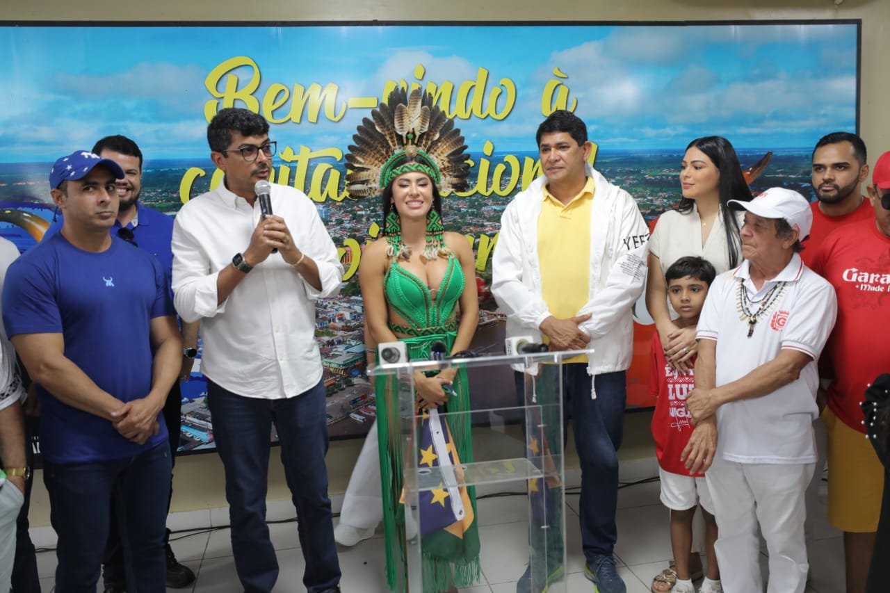 População de Parintins foi às ruas para exaltar Isabelle Nogueira neste domingo