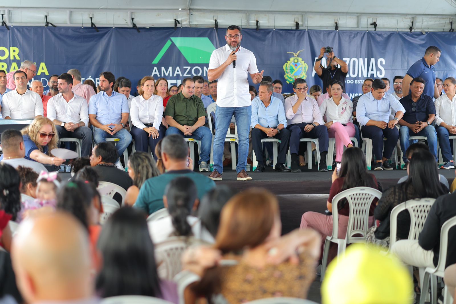 Critérios de SeleçãoConforme Portaria nº 04/2024, além de destinado a pessoas que se inscreveram no Amazonas Meu Lar, PCDs e Idosos, o residencial também é destinado a servidor público estadual, servidor que tenha prestado serviço no período da pandemia de Covid-19, servidor que possui margem financeira compatível para a modalidade financiamento por meio de consignação, servidor da área da saúde, servidor residente e lotado em Manaus, servidor titular com renda mensal bruta de até R$ 4,4 mil, consideradas Faixa 1 e 2.
Os pré-selecionados foram convocados para entrevista socioeconômica presencial na sede da Superintendência de Habitação.
Amazonas Meu Lar
O novo residencial integra o maior programa habitacional do Amazonas. Lançado em 2023 pelo governo Wilson Lima e estimado em R$ 4,7 bilhões, o Amazonas Meu Lar prevê mais de 24 mil soluções definitivas de moradia para a população de baixa renda, sendo 22 mil novas unidades habitacionais e a regularização de 33 mil imóveis.
Em abril de 2023, o governador inaugurou o Parque Residencial General Rodrigo Otávio, ao lado do Viaduto Rodrigo Otávio, bairro Japiim, zona sul, voltado a 32 famílias e com investimentos próprios do Estado de R$ 13,6 milhões.
Outra obra do tipo está em construção, o segundo conjunto habitacional do Programa Social e Ambiental de Manaus e Interior (Prosamin+). A Quadra Habitacional Maués tem apartamentos com os trabalhos avançados de fundação dos blocos que estão sendo erguidos na avenida Lourenço da Silva Braga, Cachoeirinha, zona sul da capital amazonense.
Além disso, o estado já reassentou cerca de 1,3 mil famílias das comunidades da Sharp e Manaus 2000, zonas leste e sul de Manaus. Também já foram entregues mais de 1,7 mil títulos definitivos na capital e interior e regularizadas mais de 13 mil unidades habitacionais, um terço da meta estabelecida para quatro anos.
O programa também garantiu condições de moradia para 4 mil pessoas com a desapropriação da área da Comunidade Paschoal Allágio, em Parintins (a 369 quilômetros da capital), onde o Governo do Amazonas trabalha para entregar infraestrutura e condições dignas de moradia.
Em março, o governador Wilson Lima e o presidente da Caixa Econômica Federal, Carlos Vieira, assinaram o contrato que viabiliza o Subsídio Entrada do Meu Lar. Até 2027, o Estado pretende repassar R$ 446 milhões ao banco, permitindo que cerca de 13 mil famílias tenham acesso à moradia por meio do Minha Casa, Minha Vida, do Governo Federal, com o subsídio do Amazonas Meu Lar.
