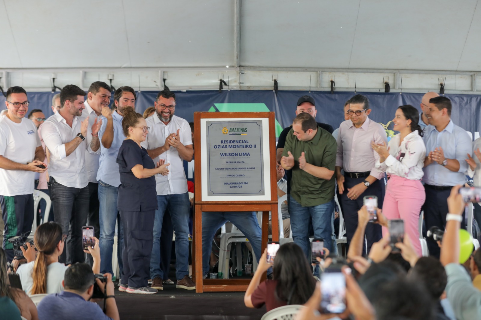 FinanciamentoO valor de financiamento de cada apartamento é de R$ 141 mil. Os selecionados vão pagar a menor taxa de juros já aprovada pelo Governo do Amazonas, sendo de 1%. A taxa aplicada anteriormente, como por exemplo no Conjunto Residencial Ozias Monteiro I, era de 5,5%, já que o apartamento foi financiado com recursos do Programa Pró Moradia I da Caixa Econômica Federal.
“A gente que mora alugado, sabe que a gente necessita ter o nosso próprio lar. Então, o meu sentimento é de uma alegria profunda, imensa, porque eu vou receber a minha chave, a chave do meu apartamento, onde eu vou colocar a minha esposa e as minhas filhas. Da parte do governador, é algo muito humano. Eu agradeço porque nenhum outro governador olhou para os funcionários da saúde dessa forma”, disse Lourenço Quintino, funcionário público há 17 anos, e que recebeu junto com sua família o governador em sua nova casa.
Retomada da obra
A construção do residencial iniciou em 2014, com ordem de paralisação expedida em 2015. O governador Wilson Lima assinou a retomada das obras com recurso próprio do estado em junho de 2022 e entregou os apartamentos aos proprietários, após quase 10 anos de paralisação das obras.
Os apartamentos estão divididos em seis blocos, sendo dois dormitórios, sala de estar/jantar, cozinha e banheiro, com cerca de 37,76 m². Além de vias, a infraestrutura do residencial tem duas áreas verdes e cinco áreas institucionais.
Na área verde em frente aos blocos do residencial, dedicada ao lazer das famílias, a Suhab instalou um playground para os novos moradores do Ozias Monteiro 2. O espaço em questão pertence ao município, responsável pela elaboração de projetos dedicados à área.
Além disso, o residencial está próximo de dispositivos públicos como as Escolas Estaduais Profº. José Bernardino Lindoso e Osmar Pedrosa, o Hospital Universitário Francisca Mendes, o Centro Estadual de Convivência da Família Padre Pedro Vignola; o Fórum desembargador Lúcio Fonte de Rezende, do Tribunal de Justiça do Amazonas; uma Agência da Previdência Social, o Complexo esportivo Cidade Nova 2 e Sumaúma Park Shopping.