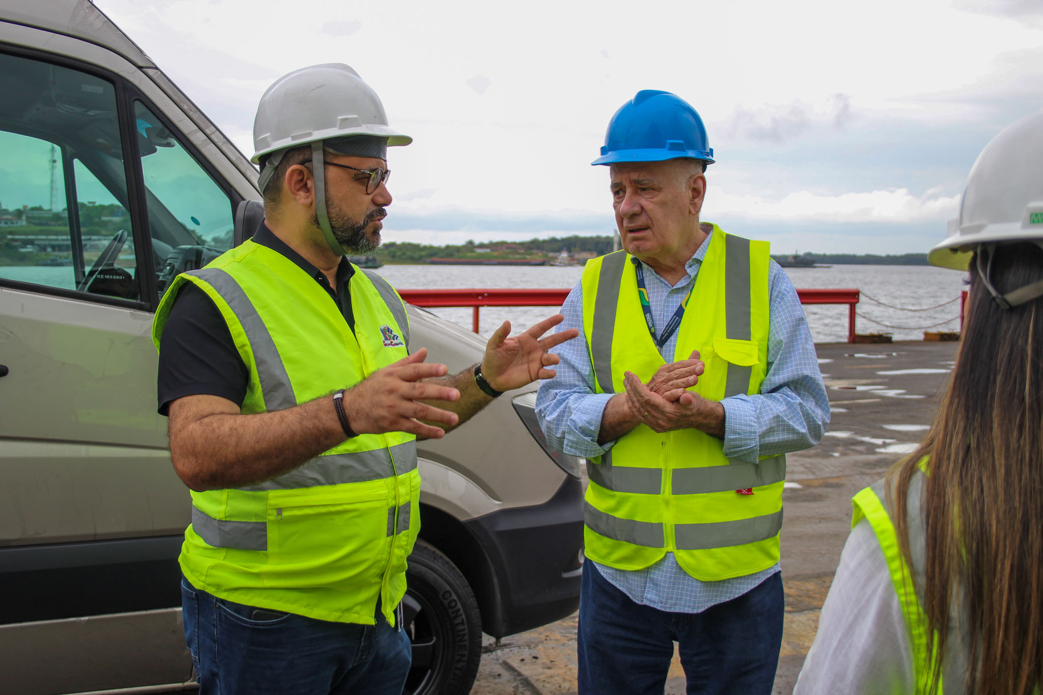 Governo do Amazonas acompanha a chegada do primeiro navio com materiais para o complexo termelétrico Azulão