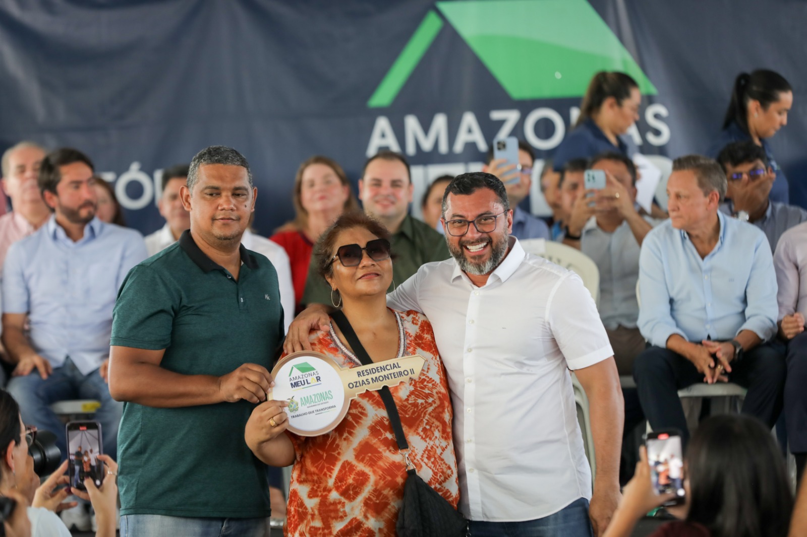 As unidades são destinadas a servidores públicos e cadastrados no maior programa de habitação do estadoO governador Wilson Lima entregou, nesta segunda-feira (29/04), o Residencial Ozias Monteiro II, na avenida Noel Nutels, bairro Cidade Nova, zona norte, beneficiando 192 famílias. Com, aproximadamente, R$ 27,1 milhões de recursos do Governo do Amazonas, a obra é parte do Amazonas Meu Lar, maior programa de habitação já realizado pela gestão pública estadual.

“A entrega que nós fizemos aqui de chaves desses apartamentos é destinada a funcionários da área de saúde, em especial aqueles que participaram dos momentos mais difíceis dos quais passaram o estado do Amazonas”, destacou o governador. “A casa própria é o maior sonho do brasileiro, a casa própria é o maior sonho do amazonense. Não existe nessa vida nada mais digno do que você ter o seu lar, ter onde compartilhar os bons momentos com filhos, esposo, esposa”, completou Wilson Lima.

O governador esteve acompanhado de deputados estaduais, incluindo o presidente da Assembleia Legislativa do Amazona (ALE-AM), Roberto Cidade, além dos deputados Adjuto Afonso, João Luiz, Mário César Filho; Mayara Pinheiro; os vereadores Diego Afonso, Yomara Lins, Marcel Alexandre, Jacqueline Coelho, Lissandro Breval, Elissandro Bessa, Allan Campelo e Rodrigo Guedes. Também estiveram presentes secretários e representantes de instituições e empresas ligadas ao setor de habitação.

Assim como aconteceu com o Ozias Monteiro I, as unidades habitacionais são destinadas a servidores públicos, entre eles profissionais da Saúde que atuaram na pandemia, além de inscritos no Amazonas Meu Lar, Pessoas com Deficiência (PCDs) e idosos.

]

“É uma felicidade que nós podemos ver no rosto das pessoas que estão aqui presentes, que irão receber uma moradia digna, segura, com todas as certidões, regularizações que são necessárias para o imóvel, que inclusive está na área de maior desenvolvimento da cidade de Manaus aqui na Cidade Nova“, afirmou o diretor-presidente da Suhab, Jivago Castro.

Na ocasião da entrega, estiveram presentes os beneficiários que vão receber as chaves do novo imóvel financiado pelo Estado. Após a inauguração, eles fizeram visitas técnicas nos apartamentos, assinaram os contratos de financiamento do imóvel junto à Superintendência Estadual de Habitação (Suhab) e receberam as chaves, além do manual do proprietário.

“Além de uma grande entrega, a gente está reduzindo o déficit habitacional. É uma demonstração, um gesto, que o governador faz e demonstra a sua sensibilidade com os profissionais da saúde”, declarou o secretário de Desenvolvimento Urbano e Metropolitano (Sedurb), Fausto Júnior.