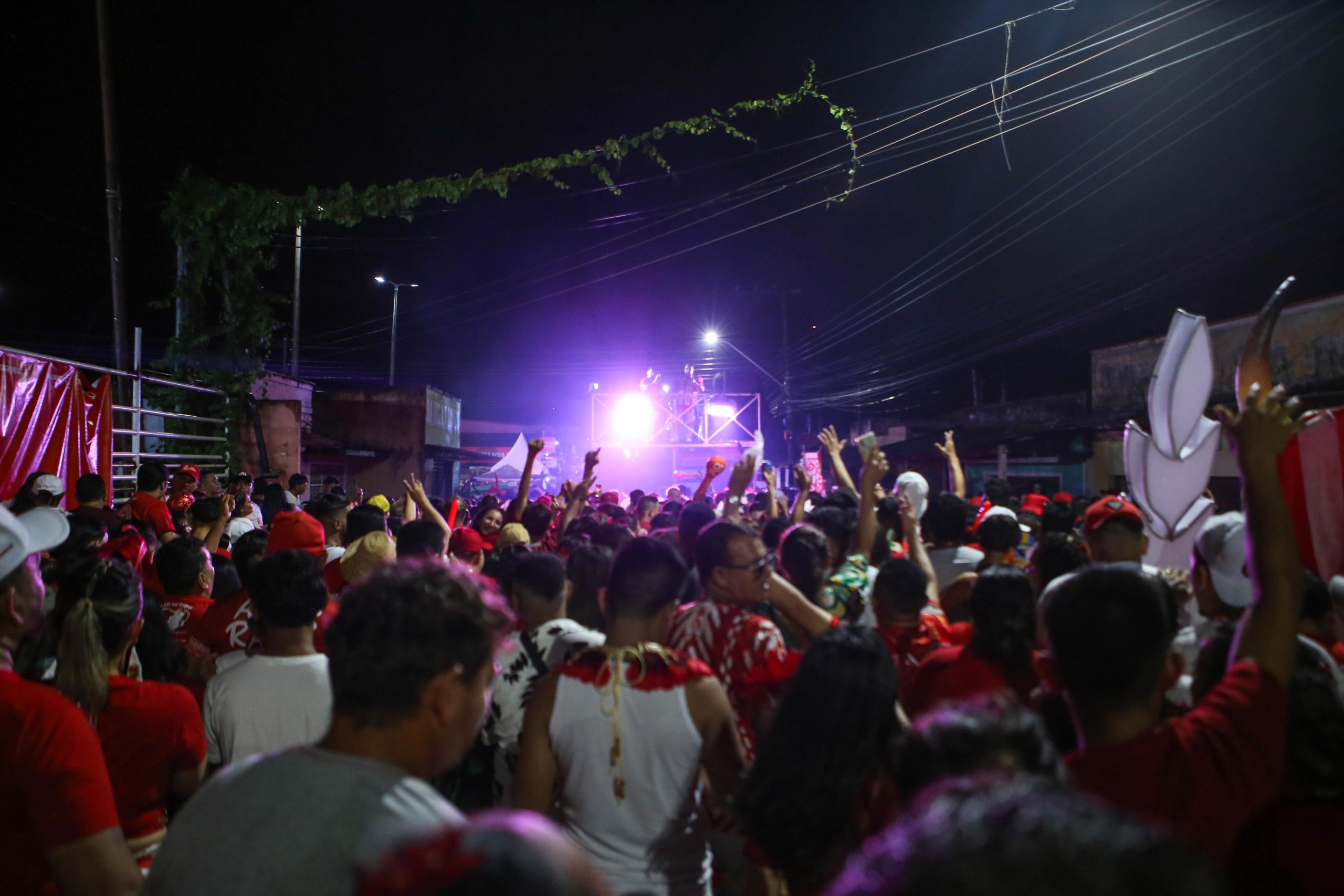 Alvorada do Garantido reúne multidão de torcedores pelas ruas de Parintins