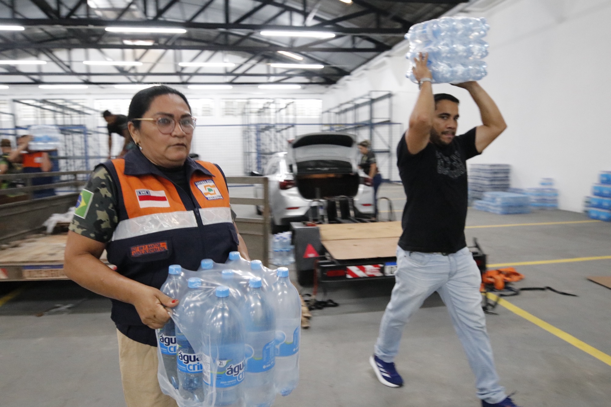 A campanha conta com 15 pontos de doação de alimentos e água e um ponto de doação de ração e itens veterinários
Desde o início no último sábado (11/05), a campanha ‘Amazonas pelo Rio Grande do Sul’, organizada pelo Governo do Estado, por meio da Defesa Civil e Secretaria de Meio Ambiente (Sema), já arrecadou, até o momento, 14.886 litros de água, 3,11 toneladas de alimentos e 1 tonelada de ração, totalizando mais de 18 toneladas de ajuda humanitária distribuídas nos pontos de doação.
O objetivo é alcançar a marca de 100 toneladas de insumos, visando assistir à população afetada pelo desastre ocorrido no Rio Grande do Sul. Até esta segunda-feira, foram contabilizados 100 pedidos de realocação por parte dos amazonenses, que vivem no estado afetado pelas chuvas. Esses pedidos serão analisados, levando em consideração critérios de prioridade, como questões de saúde, enfermidades e idade.
O ponto de maior captação de doações foi a sede da Defesa Civil do Amazonas, localizada na Avenida Urucará, na Cachoeirinha, onde foram recebidos 8.024 litros de água e aproximadamente 2 toneladas de alimento. O item mais arrecadado foi água potável, seguido de arroz e açúcar.
Para o secretário da Defesa Civil do Amazonas, Cel. BM Francisco Máximo, toda doação é importante, mas é preciso se atentar à lista disponibilizada pelo Estado dos alimentos que podem ser doados.
“É de extrema importância que a população amazonense se solidarize e contribua com essa causa tão nobre. Estamos em 15 postos prontos para receber essa arrecadação e assistir nossos irmãos gaúchos. A lista de postos e os itens solicitados pelo Governo do Rio Grande do Sul estão disponíveis no Painel do Clima”, disse o secretário de Defesa Civil, coronel Máximo.
O secretário da Sema, Eduardo Taveira, destacou o trabalho do Estado para garantir assistência aos animais, que também foram afetados com as chuvas.
"Muita gente não sai das suas casas alagadas por causa dos animais e muitos também foram deixados para trás às pressas, além dos animais de rua. Essa é uma maneira que a gente tem de contribuir de uma forma mais integral na assistência a esses impactos dessa cheia recorde que acontece agora no Rio Grande do Sul", disse o secretário de Estado do Meio Ambiente, Eduardo Taveira.
Nova remessa enviada
Na tarde desta segunda-feira (13/05), mais 5 toneladas de água foram enviadas, por intermédio do Exército Brasileiro, para o Rio Grande do Sul. A doação foi feita por um grupo de amigos amazonenses, que se mobilizaram após saberem dos pontos de coleta.
Pontos de doação de alimentos e água
- Defesa Civil Do Amazonas: Sede da Defesa Civil do Amazonas – Avenida Urucará, nº 183, no bairro Cachoeirinha;
- Corpo De Bombeiros Militar Do Amazonas: Comando Geral do CBMAM – Avenida Codajás, bairro Petrópolis;
- Batalhão de Bombeiros Especial (BBE): Avenida Constantino Nery, bairro Flores, zona centro-sul;
- Polícia Militar Do Amazonas: Comando-Geral da PMAM – Rua Benjamin Constant, nº 250, bairro Petrópolis;
- Comando de Policiamento Metropolitano (CPM): Rua Dr. Machado, S/Nº – bairro Praça 14;
- Comando de Policiamento Especializado (CPE): Rua Tiradentes, nº 50, bairro Dom Pedro I;
- Comando de Policiamento de Área Norte (CPA Norte): Av. Cel. Sávio Belota, nº 145 – bairro Amazonino Mendes
- Secretaria de Estado Assistência Social (Seas): Avenida Darcy Vargas, 77, Chapada
- Centros de Convivência:
- CECF Maria de Miranda: Rua Loris Cordovil, 1 – Alvorada
- CECF Teonízia Lobo: Rua da Penetração III Quadra 60 s/n Amazonino Mendes
- CECF André Araújo: Rua 5 Conj. Costa e Silva – Raiz
- CECF Padre Pedro: Rua Tupinambá, 119 – Cidade Nova
- CECF Magdalena Arce Daou: Av. Brasil, s/n – Santo Antônio
- Ceci Aparecida: Rua Wilkens de Matos, S/N – Nossa Sra. Aparecida
- CECF 31 de Março: Rua 21, 453 – Japiim
Ponto de doação de itens veterinários
- Secretaria de Estado de Meio Ambiente (Sema): Avenida Mário Ypiranga Monteiro, 3.280, Parque Dez.