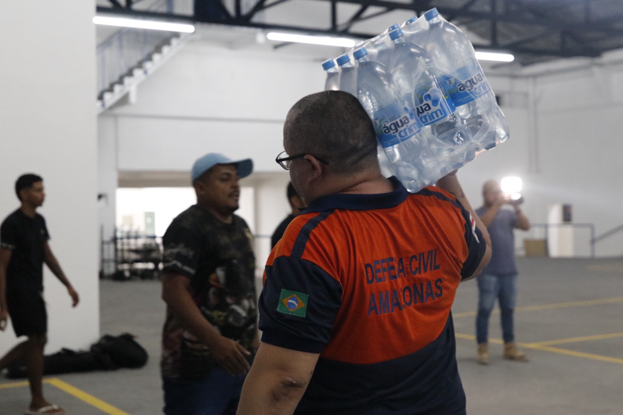 A campanha conta com 15 pontos de doação de alimentos e água e um ponto de doação de ração e itens veterinários
Desde o início no último sábado (11/05), a campanha ‘Amazonas pelo Rio Grande do Sul’, organizada pelo Governo do Estado, por meio da Defesa Civil e Secretaria de Meio Ambiente (Sema), já arrecadou, até o momento, 14.886 litros de água, 3,11 toneladas de alimentos e 1 tonelada de ração, totalizando mais de 18 toneladas de ajuda humanitária distribuídas nos pontos de doação.
O objetivo é alcançar a marca de 100 toneladas de insumos, visando assistir à população afetada pelo desastre ocorrido no Rio Grande do Sul. Até esta segunda-feira, foram contabilizados 100 pedidos de realocação por parte dos amazonenses, que vivem no estado afetado pelas chuvas. Esses pedidos serão analisados, levando em consideração critérios de prioridade, como questões de saúde, enfermidades e idade.
O ponto de maior captação de doações foi a sede da Defesa Civil do Amazonas, localizada na Avenida Urucará, na Cachoeirinha, onde foram recebidos 8.024 litros de água e aproximadamente 2 toneladas de alimento. O item mais arrecadado foi água potável, seguido de arroz e açúcar.
Para o secretário da Defesa Civil do Amazonas, Cel. BM Francisco Máximo, toda doação é importante, mas é preciso se atentar à lista disponibilizada pelo Estado dos alimentos que podem ser doados.
“É de extrema importância que a população amazonense se solidarize e contribua com essa causa tão nobre. Estamos em 15 postos prontos para receber essa arrecadação e assistir nossos irmãos gaúchos. A lista de postos e os itens solicitados pelo Governo do Rio Grande do Sul estão disponíveis no Painel do Clima”, disse o secretário de Defesa Civil, coronel Máximo.
O secretário da Sema, Eduardo Taveira, destacou o trabalho do Estado para garantir assistência aos animais, que também foram afetados com as chuvas.
"Muita gente não sai das suas casas alagadas por causa dos animais e muitos também foram deixados para trás às pressas, além dos animais de rua. Essa é uma maneira que a gente tem de contribuir de uma forma mais integral na assistência a esses impactos dessa cheia recorde que acontece agora no Rio Grande do Sul", disse o secretário de Estado do Meio Ambiente, Eduardo Taveira.
Nova remessa enviada
Na tarde desta segunda-feira (13/05), mais 5 toneladas de água foram enviadas, por intermédio do Exército Brasileiro, para o Rio Grande do Sul. A doação foi feita por um grupo de amigos amazonenses, que se mobilizaram após saberem dos pontos de coleta.
Pontos de doação de alimentos e água
- Defesa Civil Do Amazonas: Sede da Defesa Civil do Amazonas – Avenida Urucará, nº 183, no bairro Cachoeirinha;
- Corpo De Bombeiros Militar Do Amazonas: Comando Geral do CBMAM – Avenida Codajás, bairro Petrópolis;
- Batalhão de Bombeiros Especial (BBE): Avenida Constantino Nery, bairro Flores, zona centro-sul;
- Polícia Militar Do Amazonas: Comando-Geral da PMAM – Rua Benjamin Constant, nº 250, bairro Petrópolis;
- Comando de Policiamento Metropolitano (CPM): Rua Dr. Machado, S/Nº – bairro Praça 14;
- Comando de Policiamento Especializado (CPE): Rua Tiradentes, nº 50, bairro Dom Pedro I;
- Comando de Policiamento de Área Norte (CPA Norte): Av. Cel. Sávio Belota, nº 145 – bairro Amazonino Mendes
- Secretaria de Estado Assistência Social (Seas): Avenida Darcy Vargas, 77, Chapada
- Centros de Convivência:
- CECF Maria de Miranda: Rua Loris Cordovil, 1 – Alvorada
- CECF Teonízia Lobo: Rua da Penetração III Quadra 60 s/n Amazonino Mendes
- CECF André Araújo: Rua 5 Conj. Costa e Silva – Raiz
- CECF Padre Pedro: Rua Tupinambá, 119 – Cidade Nova
- CECF Magdalena Arce Daou: Av. Brasil, s/n – Santo Antônio
- Ceci Aparecida: Rua Wilkens de Matos, S/N – Nossa Sra. Aparecida
- CECF 31 de Março: Rua 21, 453 – Japiim
Ponto de doação de itens veterinários
- Secretaria de Estado de Meio Ambiente (Sema): Avenida Mário Ypiranga Monteiro, 3.280, Parque Dez.