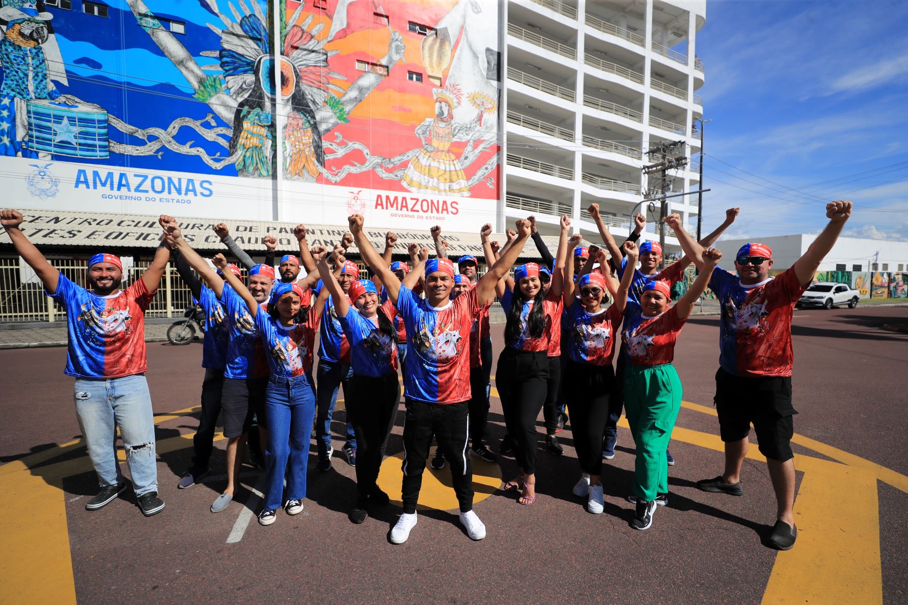 Daqui a um mês, a fachada do Bumbódromo terá estampada a obra “Patrimônio em Festa”, de Pito SilvaUm canteiro de obras diferenciado com cores, artistas, tintas e grafite. A hora é de arregaçar as mangas e iniciar os trabalhos de pintura da fachada do Bumbódromo de Parintins (distante 369 quilômetros de Manaus). Nesta quinta-feira (02/05), o time de artistas liderado por Pito Silva, assume a missão de tornar visível a marca oficial do 57º Festival de Parintins que será estampada no complexo cultural.
Após receber as instruções de segurança e de estrutura dos equipamentos de suspensão, a equipe formada por mais de 20 artistas parintinenses, se dedica a dar vida à obra “Patrimônio em Festa”, de Pito Silva, contemplado no edital Mural Bumbódromo 2024, do Governo do Estado, por meio da Secretaria de Cultura e Economia Criativa.
Conforme o artista, todo o trabalho vem sendo cumprido dentro do planejado para que a entrega aconteça no período de um mês. “No primeiro momento, iniciaremos com a pintura civil, preparação da superfície da fachada para receber a nova arte. Na sequência, sobe a equipe de artistas visuais que estará fazendo a ampliação do projeto da arte para compor o mural deste ano”, detalha Pito.
A área total que será contemplada compreende 1.091 metros quadrados, incluindo fachada principal e as rampas dos bois Caprichoso e Garantido. Está prevista a utilização de 550 litros de tintas na composição, que mistura diferentes técnicas.
“A partir de ontem iniciamos todo esse processo de estudo e orientação de treinamento para realizar o trabalho com segurança. E quinta a equipe estará subindo no mural para a pintura da nova fachada do mural 2024”, reforça.
Conteúdo artístico
A arte “Patrimônio em Festa” tem a curadoria de Diego Omar, e traz a representatividade da cultura local, de modo especial ao folguedo popular do Boi, que ganhou novos sentidos na Amazônia, ao estabelecer cores e símbolos aos bumbás. O local onde será estampada a obra, não poderia ser mais emblemático que o Bumbódromo, templo do torcedor, representado por um curumim, símbolo da criança amazônica, convidando os visitantes para os dias de festa, 28, 29 e 30 de junho.
A nova arte irá ocupar o lugar da obra “Vitória da Cultura Popular”, da dupla Curumiz, por Alziney Pereira e Kemerson Farias. Nos últimos dois anos, Pito Silva é um dos artistas parintinenses do segmento de artes visuais atuante no circuito bovino. Ele assinou o mural “Brasil, Futuro Ancestral”, no Bumbódromo, na entrada da avenida Paraíba, por onde os bumbás se concentram para entrar na arena.