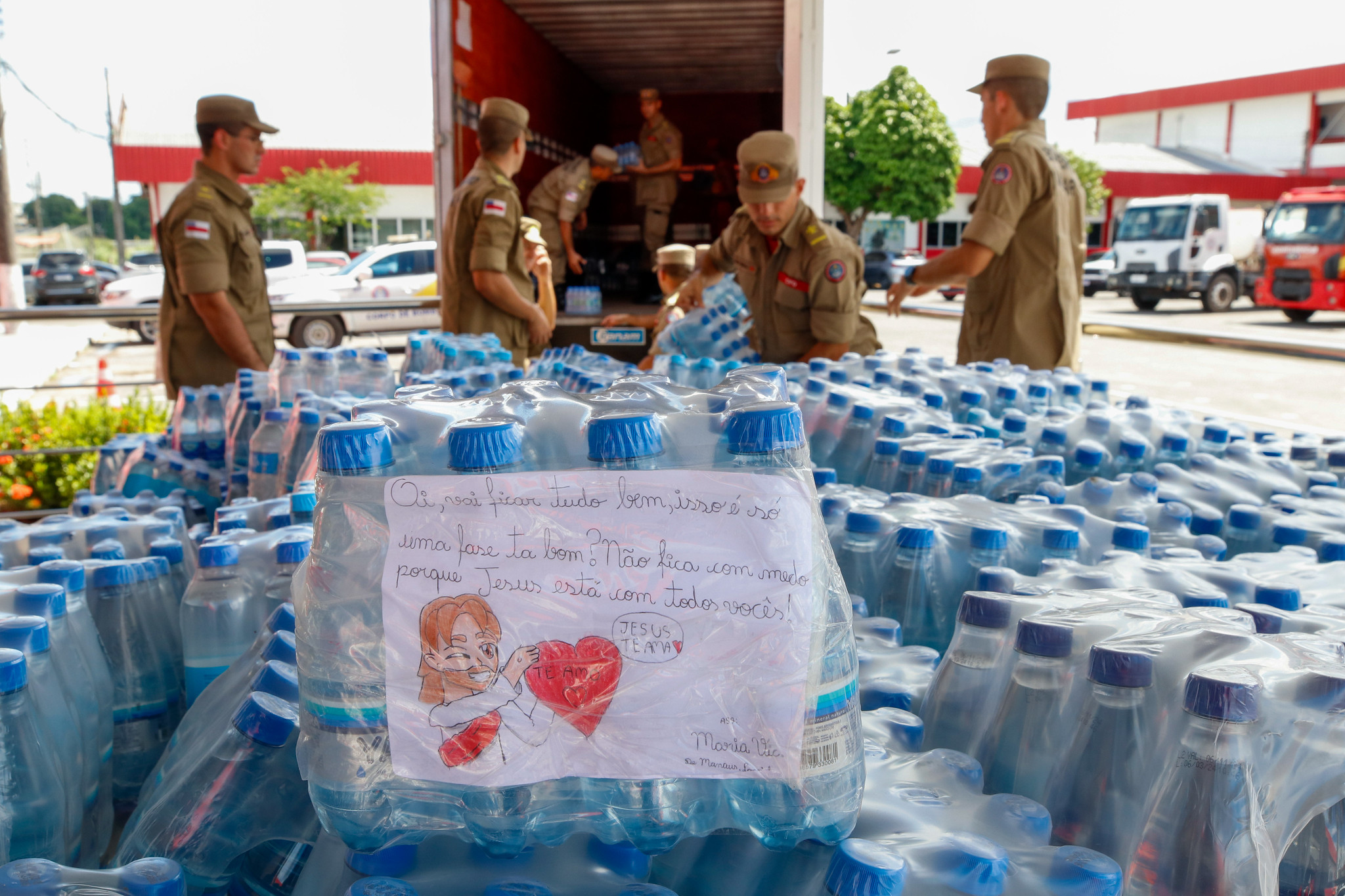 Amazonas pelo Rio Grande do Sul: Corpo de Bombeiros recebe doação de 6 mil litros de água