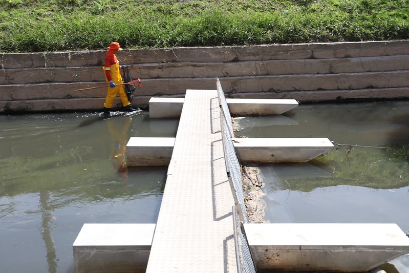 Prefeito fiscaliza operações de ecobarreira instalada no igarapé dos Franceses