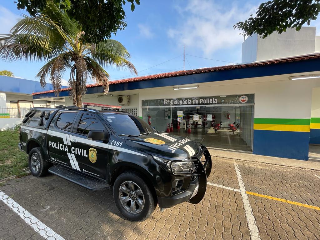 A captura deles se deu mediante denúncia anônima 

A Polícia Civil do Amazonas (PC-AM), por meio do 12° Distrito Integrado de Polícia (DIP), prendeu em flagrante, nesta sexta-feira (10/05), Andrey da Silva Cantuario, 20, Natasha Paz de Araújo, 21, e Pedro Kevin Costa Pena, 18, por roubo, associação criminosa e receptação. As prisões aconteceram na rua Mastruz, bairro Jorge Teixeira, zona leste.

Conforme o delegado Wanceslan de Queiroz, titular do 12° DIP, a captura do trio se deu mediante denúncia anônima informando a localização deles na residência de Natasha, responsável pela receptação dos objetos roubados e divisão dos bens das vítimas. De imediato, a equipe policial foi ao local, confirmou os fatos e prendeu o trio.

“Estávamos em constante investigação para localizar Andrey e seus comparsas, responsáveis pelos roubos nos ônibus. Eles roubaram celulares, dinheiro e demais pertences de valores das vítimas, e agiam com ameaças e eram bastante agressivos com os passageiros. Ontem, quando recebemos a denúncia de movimentação suspeita na casa de Natasha, encontramos Andrey e Pedro Kevin no local”, disse Queiroz.

Segundo o delegado, o grupo cometia os constantes roubos nas avenidas Torquato Tapajós e Max Teixeira, na zona norte. Quando foram presos, estavam em posse de 16 aparelhos eletrônicos, entre celulares e tabletes, 10 relógios, cordões, anéis, dois canivetes e uma faca.

As diligências em torno dos roubos continuarão com o intuito de desbaratar o esquema desse grupo criminoso e, também, localizar e prender os demais autores.

Andrey Cantuario, Natasha Paz e Pedro Kevin responderão por roubo, receptação e associação criminosa. Eles passarão por audiência de custódia e ficarão à disposição da Justiça.