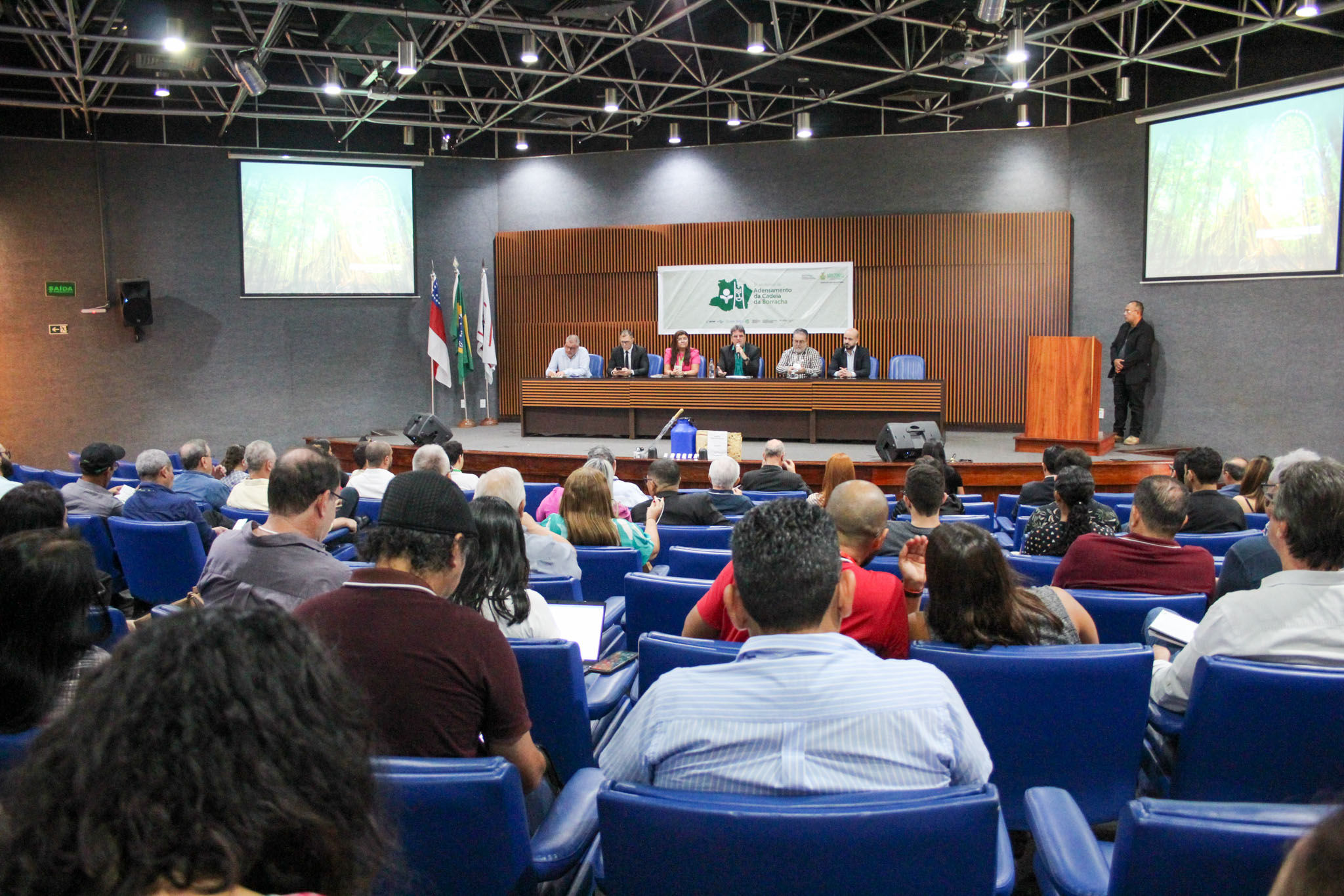 Empresários e seringueiros recebem instruções e informações para fortalecer a cadeia produtiva da borracha e atender à demanda do PIM
