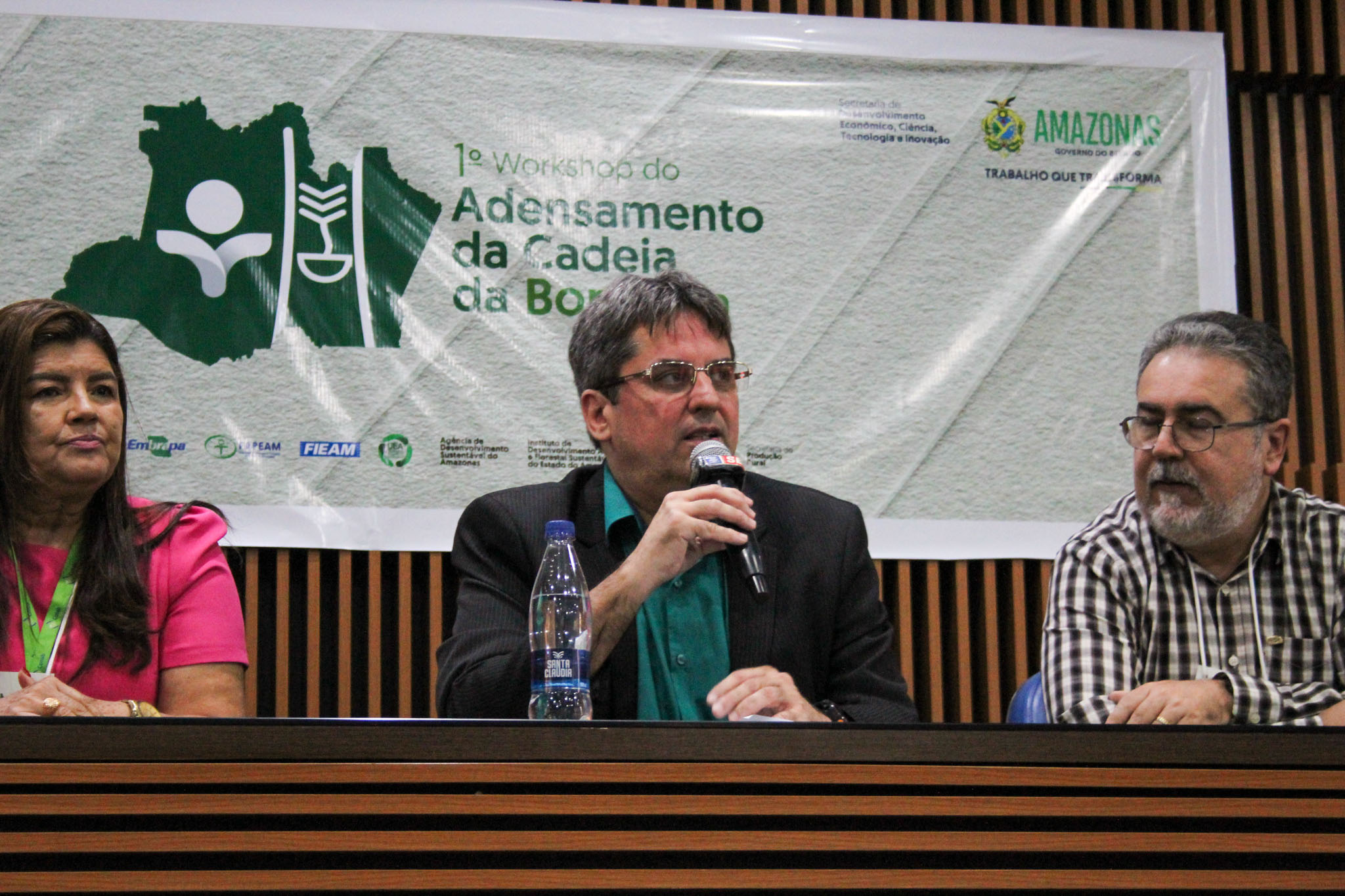 Empresários e seringueiros recebem instruções e informações para fortalecer a cadeia produtiva da borracha e atender à demanda do PIM