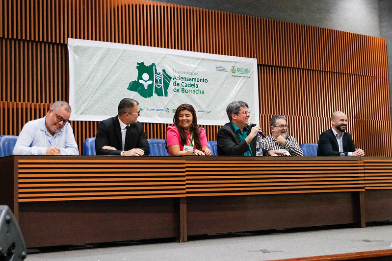 Empresários e seringueiros recebem instruções e informações para fortalecer a cadeia produtiva da borracha e atender à demanda do PIM