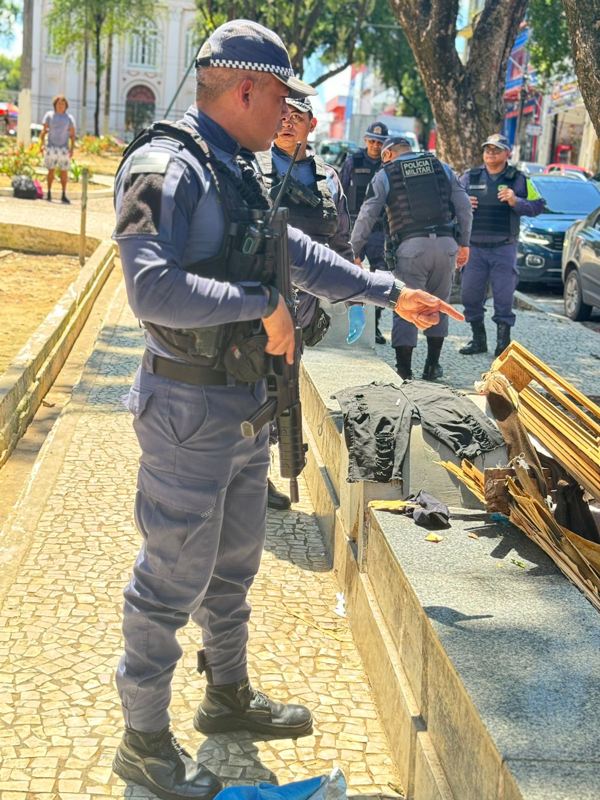 PMAM deflagra operação Choque de Ordem em praça no Centro de Manaus
