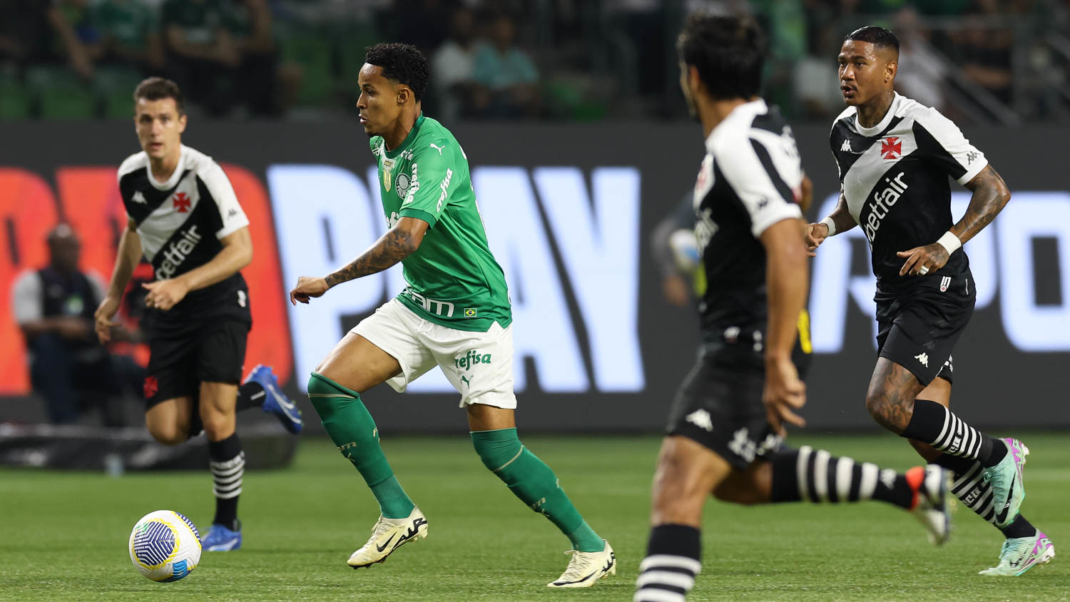 Palmeiras vence Vasco e alcança 11 jogos sem derrota para o rival carioca