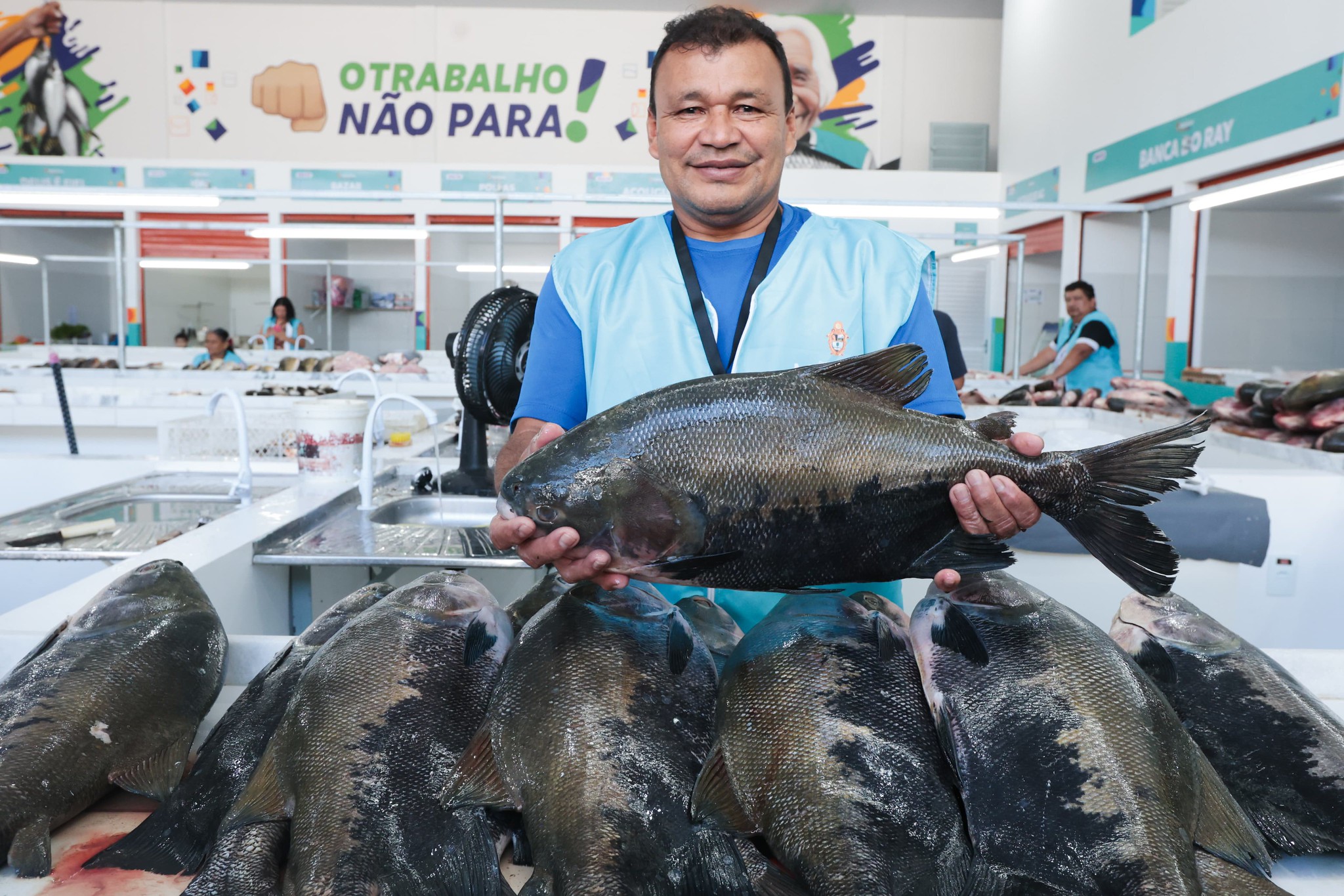 Prefeitura entrega nova feira municipal João Sena, no Alvorada