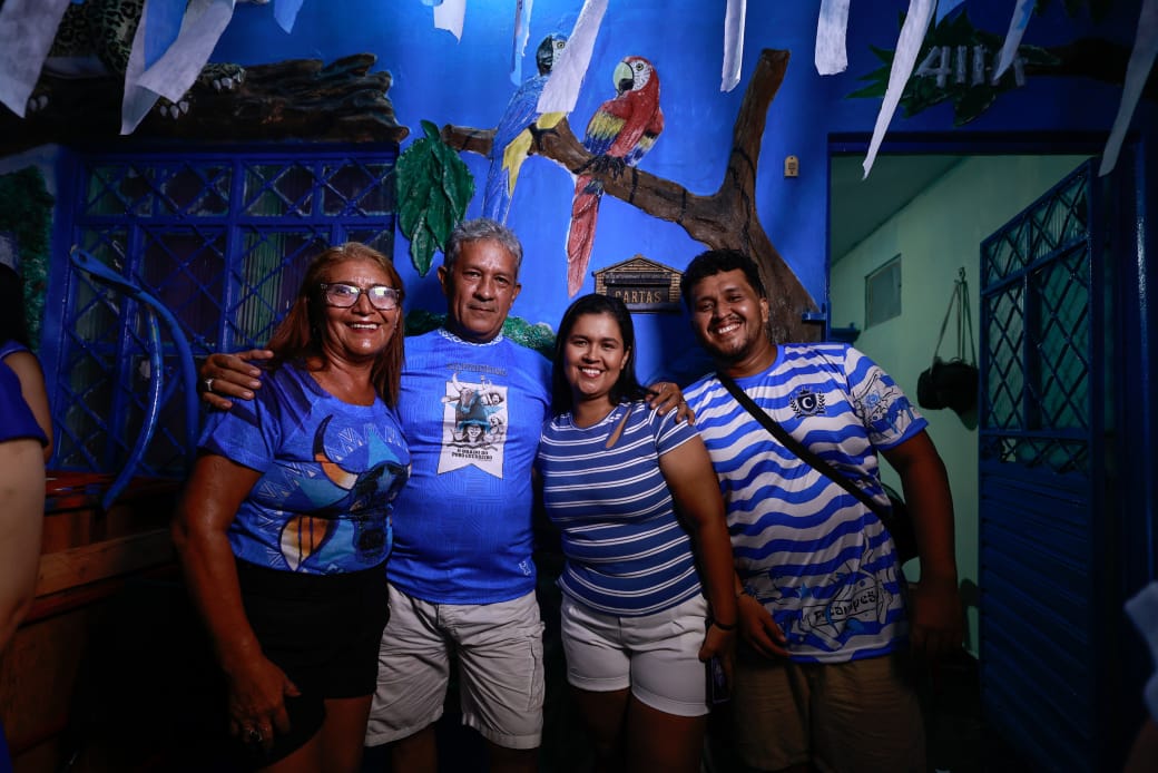 Festival de Parintins 2024: Boi de Rua arrasta multidão azulada do Caprichoso pelas ruas até o Bumbódromo