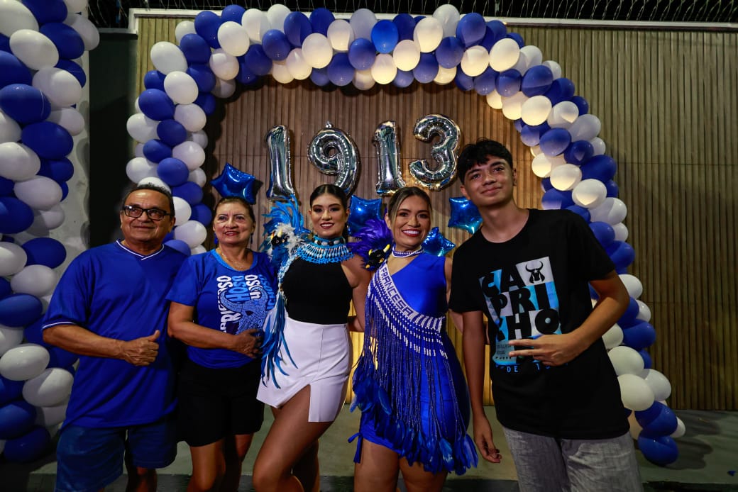 Festival de Parintins 2024: Boi de Rua arrasta multidão azulada do Caprichoso pelas ruas até o Bumbódromo