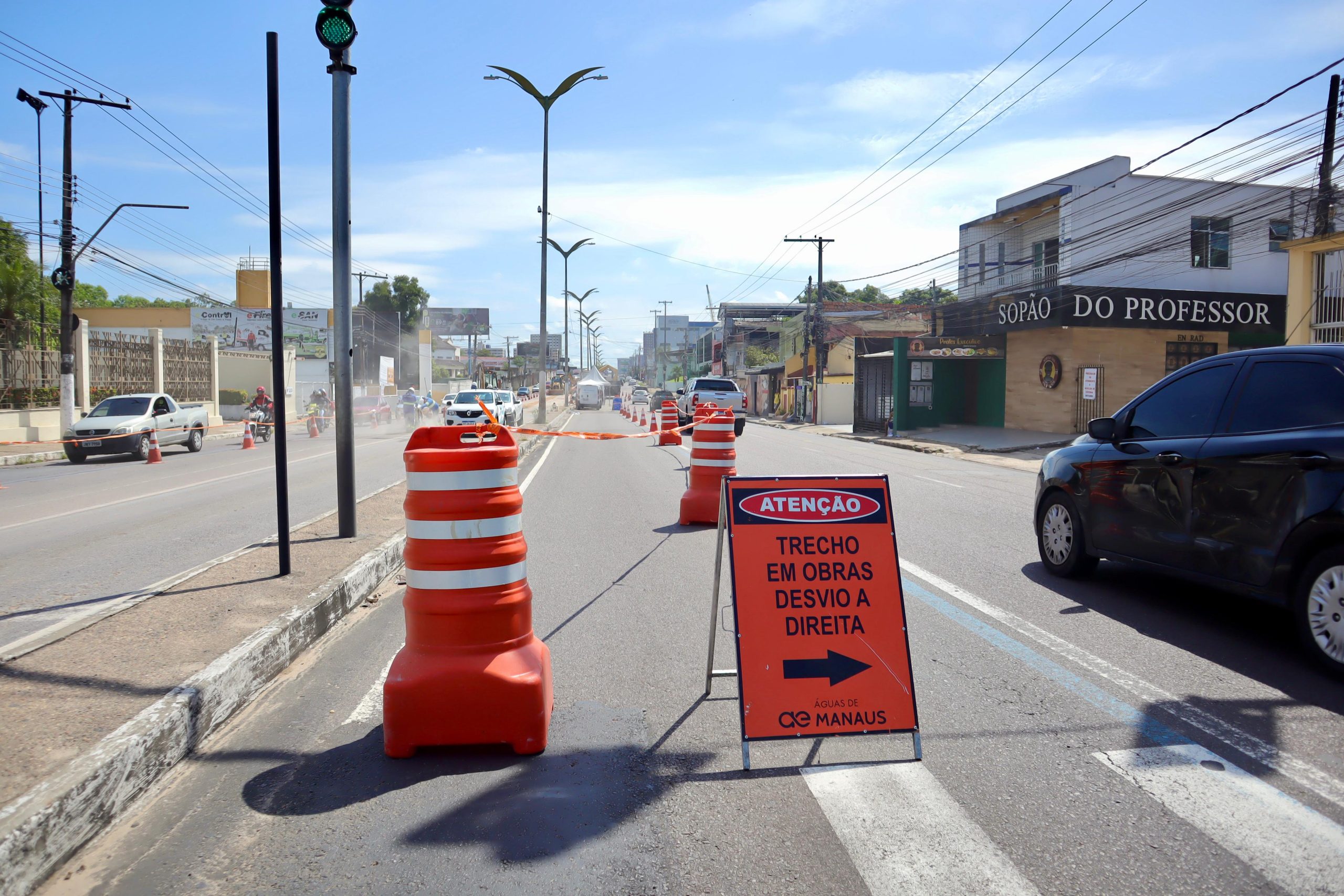 Avanço de obra de concessionária de água causa nova interdição em trecho da avenida Constantino Nery
