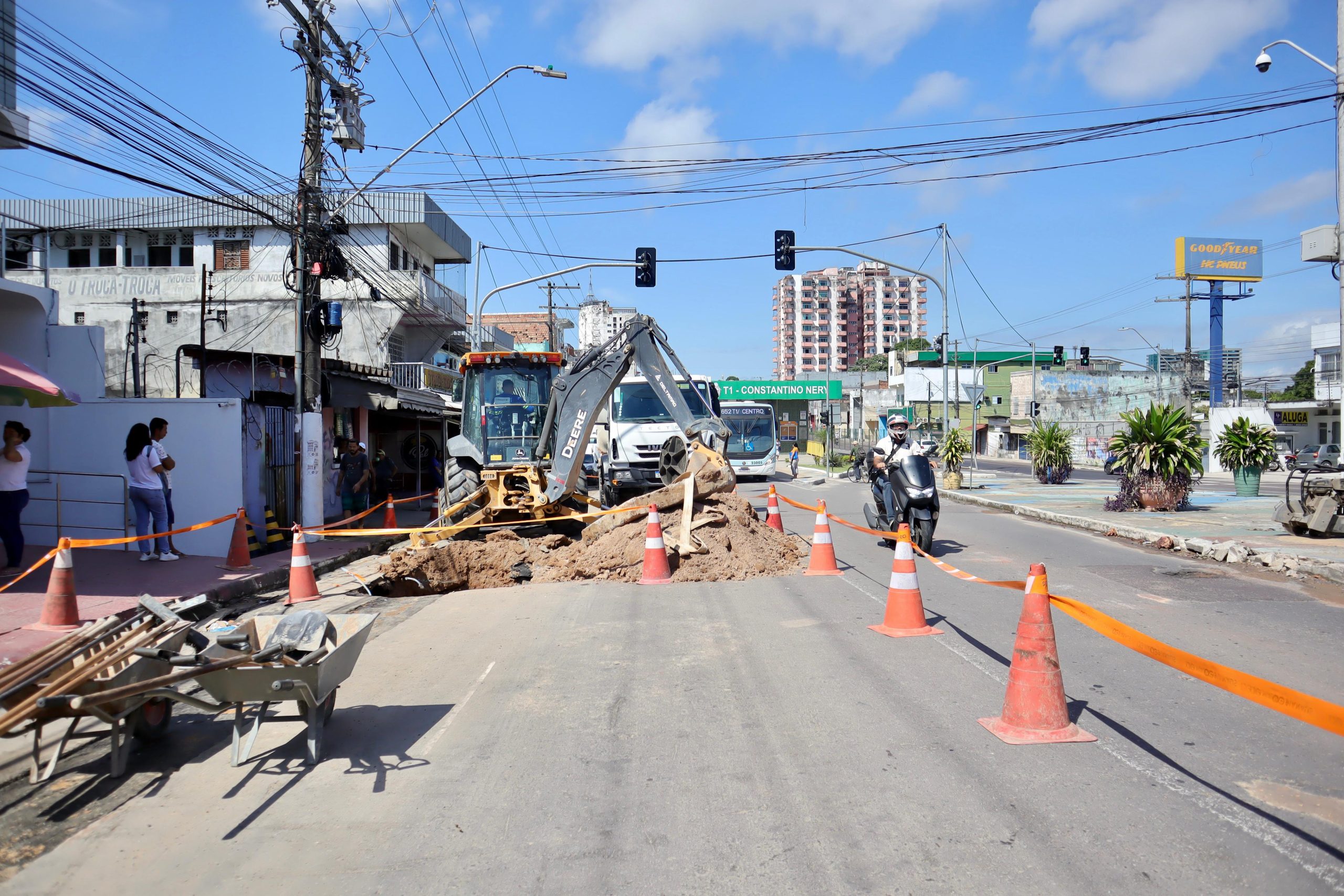 Avanço de obra de concessionária de água causa nova interdição em trecho da avenida Constantino Nery