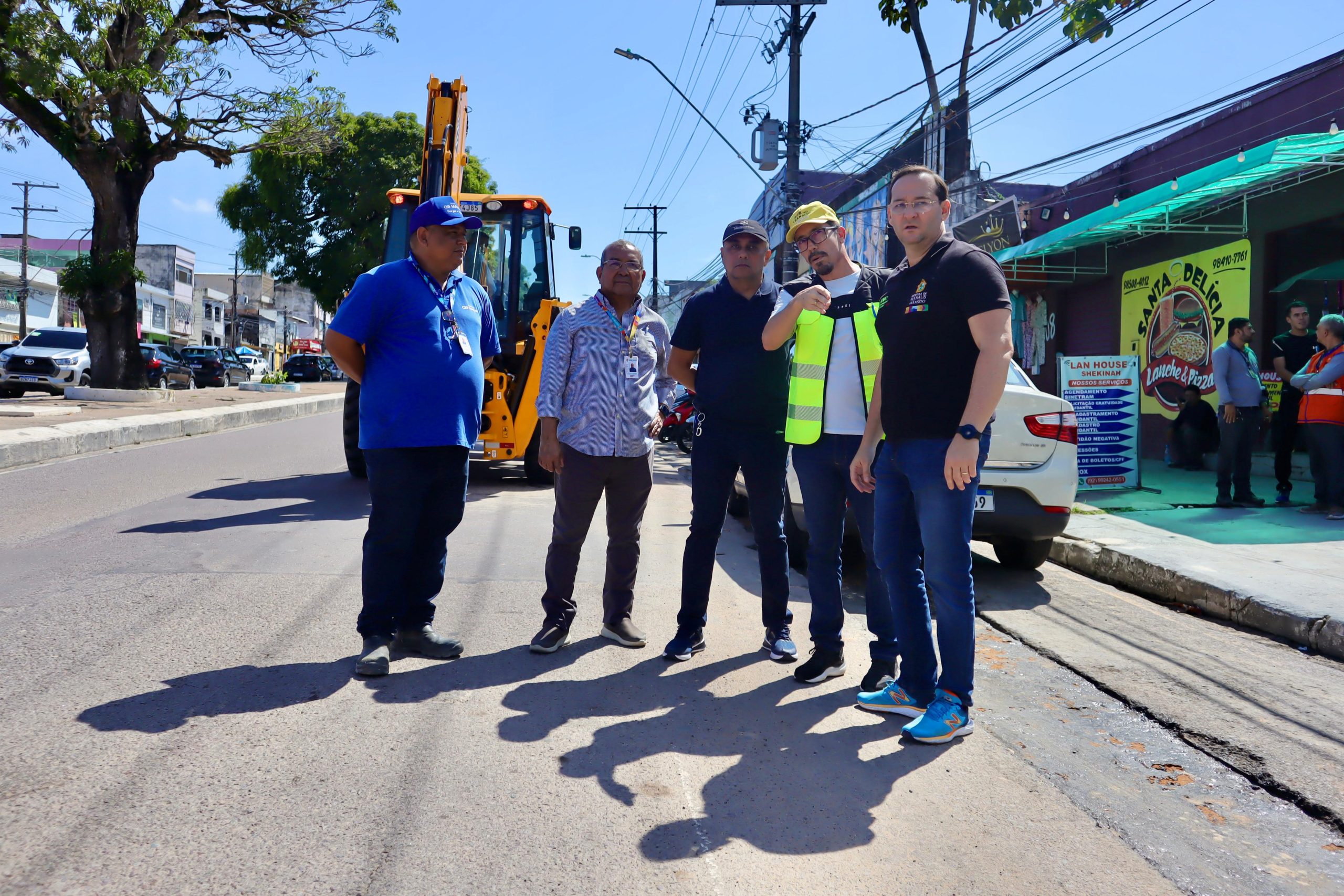 Avanço de obra de concessionária de água causa nova interdição em trecho da avenida Constantino Nery