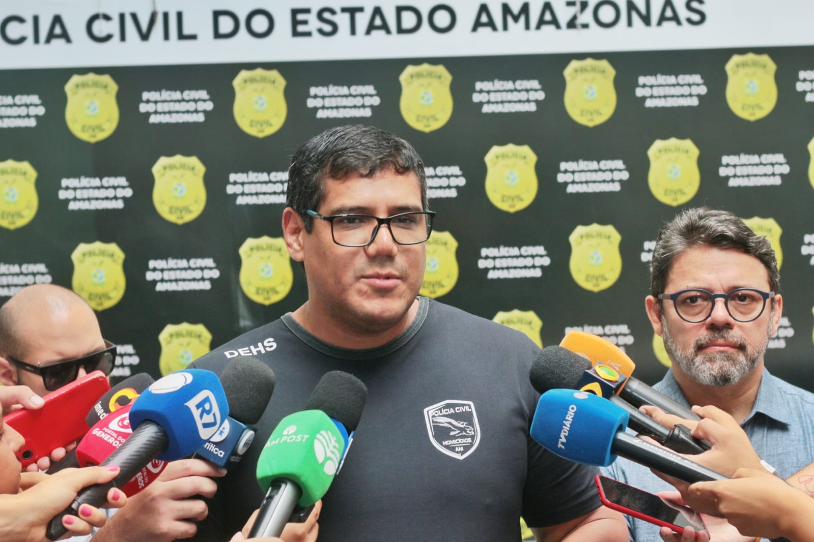 “Em janeiro de 2023, ele foi o mandante da morte de um homem identificado como Paulo Júnior, que era um cidadão honesto, simples, de boa família, mas que infelizmente se envolveu com uma ex-namorada de um suposto traficante da comunidade. Esse criminoso não aprovou o relacionamento e levou ao conhecimento de Basílio, que autorizou seus soldados a executá-lo”, falou Cunha.