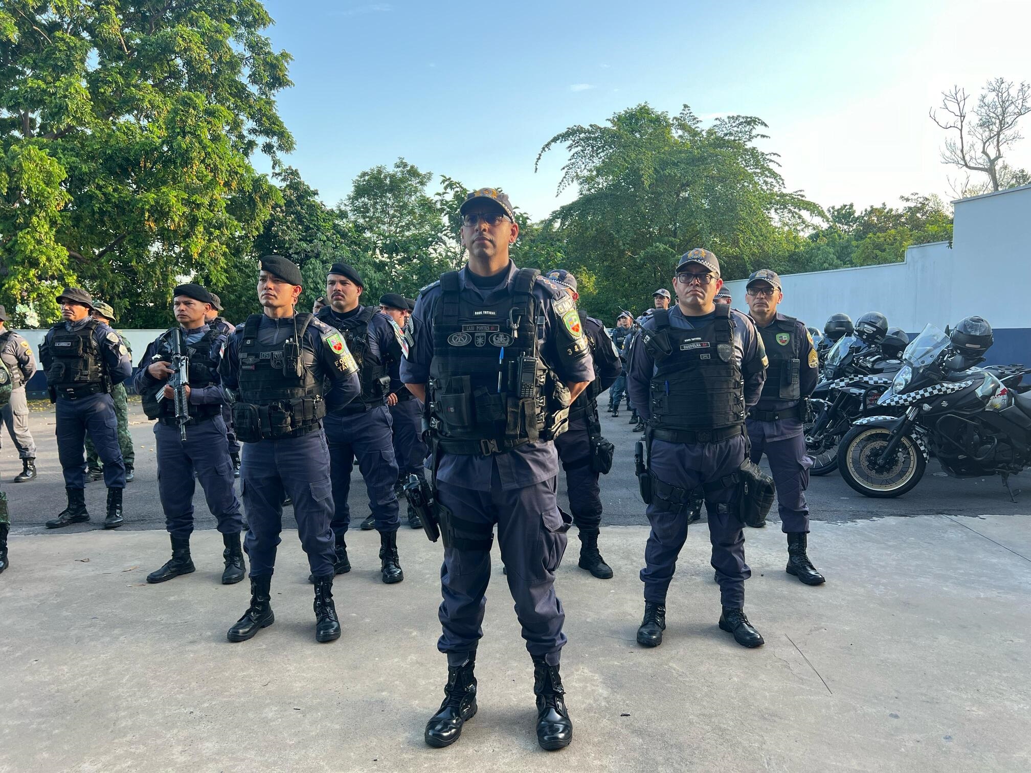 Também houve aumento no número de foragidos recapturados e de apreensão de munições 

A Polícia Militar do Amazonas (PMAM) efetuou 2.247 prisões nos primeiros cinco meses de 2024, durante ações policiais em todo o estado. O número representa um aumento de 33%, comparado com o mesmo período do ano passado, quando 1.695 pessoas foram presas pela corporação. Os dados são do Centro Integrado de Estatística de Segurança Pública (Ciesp), da Secretaria de Segurança Pública do Amazonas (SSP-AM).

Ainda de acordo com os dados, também houve aumento no número de foragidos recapturados. De janeiro a maio deste ano, as ações policiais da instituição recapturaram 290 foragidos da Justiça, enquanto no mesmo período do ano passado foram registradas 254 recapturas, o que representa um aumento de 14%.

Os números são resultado das ações de patrulhamento e operações realizadas pela PMAM em todo o estado. Segundo o comandante-geral da PMAM, coronel PM Klinger Paiva, todo o trabalho desempenhado pela corporação tem sido com o objetivo de reduzir os índices de criminalidade, especialmente os de homicídios e roubos.

“Através das prisões realizadas e dos foragidos recapturados, estamos tirando das ruas aquele infrator que comete roubos, latrocínios, homicídios e outros crimes. Nossas ações estão focadas em garantir a ordem e reduzir o registro de ocorrências que afetam a segurança da população”, afirmou o coronel PM Klinger.

Armas e munições

De janeiro a maio deste ano, a Polícia Militar do Amazonas também atuou em ocorrências e operações que resultaram no aumento de 21% na apreensão de armas de fogo. Nesse período, foram 535 armas apreendidas. Em 2023, a PMAM apreendeu 442 armas nos cinco primeiros meses.

Os cinco tipos de armas mais apreendidas foram revólver (184), pistola (182), espingarda (58), de fabricação caseira (47) e fuzil (21). Em Manaus, as zonas em que mais foram registradas apreensões de armas foram a norte com 128 armas apreendidas, leste com 112 e oeste com 42.

Em fevereiro, a 13ª Companhia Interativa Comunitária (Cicom), subordinada ao Comando de Policiamento de Área (CPA) Norte, realizou a maior apreensão de armas do Amazonas, gerando um prejuízo de R$ 500 mil ao crime organizado.

Na ocasião, as equipes policiais apreenderam, no bairro Nossa Senhora de Fátima, um arsenal com 36 armas de grosso calibre, sendo 31 pistolas de vários modelos e calibres, quatro fuzis de calibre 5.56, uma submetralhadora de calibre 40, além de 63 carregadores de pistola 9 milímetros, três carregadores modelo caracol, 24 carregadores de fuzil calibre 5.56, um carregador de submetralhadora calibre 40 e 95 munições de calibre 5.56

No interior do Amazonas, os três municípios com mais armas apreendidas foram Rio Preta da Eva, com 35 armas; Coari com 21; e Iranduba com 20.

Nos cinco primeiros meses de 2024, a PMAM apreendeu 9.101 munições de diversos calibres, registrando um aumento de 123% no mesmo período do ano passado, quando a corporação apreendeu 4.090 munições.

Operações

O comandante-geral da PMAM, coronel Klinger, ressaltou o empenho da tropa e unidades operacionais nas operações da instituição, como a Águia, Ajuricaba, Rota Segura, Catraca, entre outras, que mostram o resultado efetivo de um policiamento ostensivo aliado ao monitoramento de áreas com maior incidência criminal e o trabalho de inteligência.

“Estamos constantemente realizando operações planejadas para atuar em bairros e municípios onde identificamos que precisam de ações de maior saturação e presença policial. As operações têm mostrado resultado, uma vez que nossos números de apreensões e prisões estão aumentando desde o ano passado”, avaliou o comandante-geral da PMAM.

Além das ações da corporação, a PMAM vem executando operações integradas com a Polícia Civil do Amazonas (PC-AM) e Secretaria de Segurança Pública do Amazonas (SSP-AM), na capital e no interior, como a Impacto, Protetor das Fronteiras, Fronteira Mais Segura e as Bases Arpão I e II e Base Tiradentes.

Denúncia

A Polícia Militar do Amazonas orienta a população que informe imediatamente ao tomar conhecimento de qualquer ação criminosa, por meio do disque denúncia 181 ou pelo 190. A identidade do denunciante será mantida em sigilo.

 