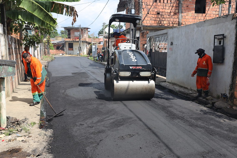 “Asfalta Manaus”, da prefeitura, recapeia nova rua na comunidade Parque São Pedro