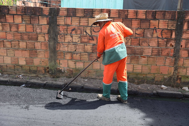 “Asfalta Manaus”, da prefeitura, recapeia nova rua na comunidade Parque São Pedro