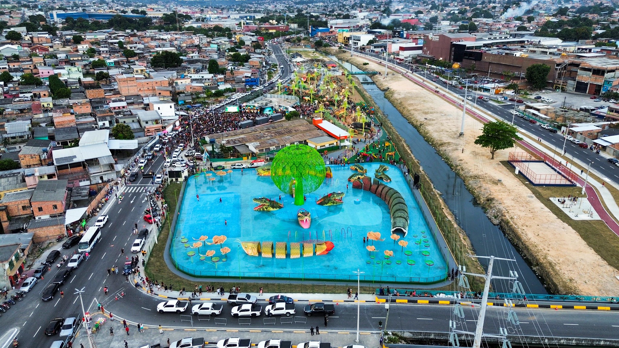 Gestão

O Gigantes da Floresta terá uma área administrativa e de monitoramento da segurança num contêiner, que ficará a cargo da Secretaria Municipal de Segurança Pública e Defesa Social (Semseg). Câmeras e outros equipamentos modernos vão assegurar uma segurança de alto nível no parque, incluindo guardas municipais em ronda 24 horas, com motos, quadriciclos e viaturas.

Equipes de monitores vão auxiliar, orientar e cuidar do bom uso e entretenimento das crianças e jovens nos cenários durante o funcionamento do parque. O espaço possui um conjunto de banheiros masculino, feminino, PcDs e para a família.

O início

O Gigantes da Floresta se soma ao parque Amazonino Mendes, numa área total que envolve 134 mil metros quadrados, ampliando a urbanidade, lazer, esporte e entretenimento na capital.

Os animais são obras de arte esculpidas em concreto e tela de viveiro, outros em EPS, material mais conhecido como isopor, usando técnicas de construção, modelagem, colagem, papel machê, fibra de vidro, acabamentos, detalhamento e pintura feitas por artistas e escultores.

A construção traz cenários interativos temáticos, com rampas de escalada, escorregadores, área molhada, entre outros. Todas as figuras ligadas à floresta serão manuseadas como brinquedos lúdicos para as crianças e interativos para os adultos.

 