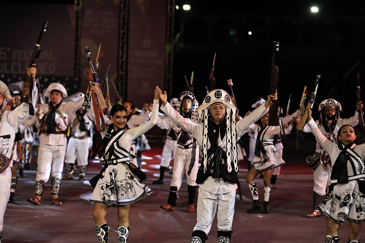 Jurados
Doze jurados foram selecionados para assumir o papel de juízes durante as apresentações do 66º Festival Folclórico do Amazonas. Conheça cada um deles:
Jéssica Figueiredo de Assis: Graduada em Comunicação Social, com pós-graduação em Jornalismo Digital e mestranda em Sociedade e Cultura pela Ufam.
Leonardo Najar: Graduado em Design e Artes Visuais, com mestrado em Artes Visuais pela Universidade do Rio Grande do Sul, e ampla experiência como designer editorial, gráfico e diretor de arte.
Stephen Coffey Bolis: Graduado, mestre e doutor em Música pela Universidade Estadual de Campinas, atualmente professor do magistério superior na Ufam.
Frank Queiroz Chaves: Graduado em História, pós-graduado em Metodologia e mestre em Sociedade e Cultura do Amazonas.
Wanderleia Dimas Barbosa: Licenciada em Dança, com especializações em Psicomotricidade e Arte Educação, e mestranda em Arte Educação pela Ufam.
Gilson Moura Victor: Mestrando em Artes, pedagogo e professor de artes, com experiência em música litúrgica católica.
Paulo César Marques Holanda: Doutorando em Artes Visuais, mestre em Ciências Humanas e licenciado em Letras, com experiência como professor de Artes.
Silvio Jânio Matos de Souza: Graduado em Artes Visuais, mestre em Ensino das Artes pelo Prof Artes, e atualmente professor com ênfase em Artes Visuais.
João Gustavo Kienem: Diretor e professor adjunto da Faculdade de Artes da Ufam, com doutorado e mestrado em Sociedade e Cultura na Amazônia.
Andrea Melo do Nascimento: Mestra em Ensino das Artes, especialista em Educação a Distância e licenciada em Pedagogia e Artes Visuais.
Paulo Roberto Simonetti Barbosa: Graduado em Educação Artística, mestre em Engenharia de Produção e mestrando em Artes Visuais.
Lorena Monteiro Neres de Lima: Graduada em Licenciatura em Música e mestranda no programa de pós-graduação em Mestrado Profissional em Artes na Ufam.