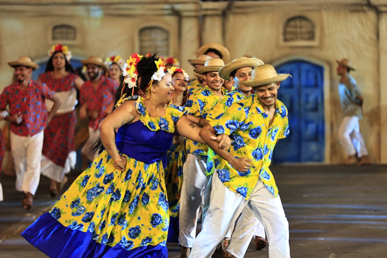 Jurados
Doze jurados foram selecionados para assumir o papel de juízes durante as apresentações do 66º Festival Folclórico do Amazonas. Conheça cada um deles:
Jéssica Figueiredo de Assis: Graduada em Comunicação Social, com pós-graduação em Jornalismo Digital e mestranda em Sociedade e Cultura pela Ufam.
Leonardo Najar: Graduado em Design e Artes Visuais, com mestrado em Artes Visuais pela Universidade do Rio Grande do Sul, e ampla experiência como designer editorial, gráfico e diretor de arte.
Stephen Coffey Bolis: Graduado, mestre e doutor em Música pela Universidade Estadual de Campinas, atualmente professor do magistério superior na Ufam.
Frank Queiroz Chaves: Graduado em História, pós-graduado em Metodologia e mestre em Sociedade e Cultura do Amazonas.
Wanderleia Dimas Barbosa: Licenciada em Dança, com especializações em Psicomotricidade e Arte Educação, e mestranda em Arte Educação pela Ufam.
Gilson Moura Victor: Mestrando em Artes, pedagogo e professor de artes, com experiência em música litúrgica católica.
Paulo César Marques Holanda: Doutorando em Artes Visuais, mestre em Ciências Humanas e licenciado em Letras, com experiência como professor de Artes.
Silvio Jânio Matos de Souza: Graduado em Artes Visuais, mestre em Ensino das Artes pelo Prof Artes, e atualmente professor com ênfase em Artes Visuais.
João Gustavo Kienem: Diretor e professor adjunto da Faculdade de Artes da Ufam, com doutorado e mestrado em Sociedade e Cultura na Amazônia.
Andrea Melo do Nascimento: Mestra em Ensino das Artes, especialista em Educação a Distância e licenciada em Pedagogia e Artes Visuais.
Paulo Roberto Simonetti Barbosa: Graduado em Educação Artística, mestre em Engenharia de Produção e mestrando em Artes Visuais.
Lorena Monteiro Neres de Lima: Graduada em Licenciatura em Música e mestranda no programa de pós-graduação em Mestrado Profissional em Artes na Ufam.